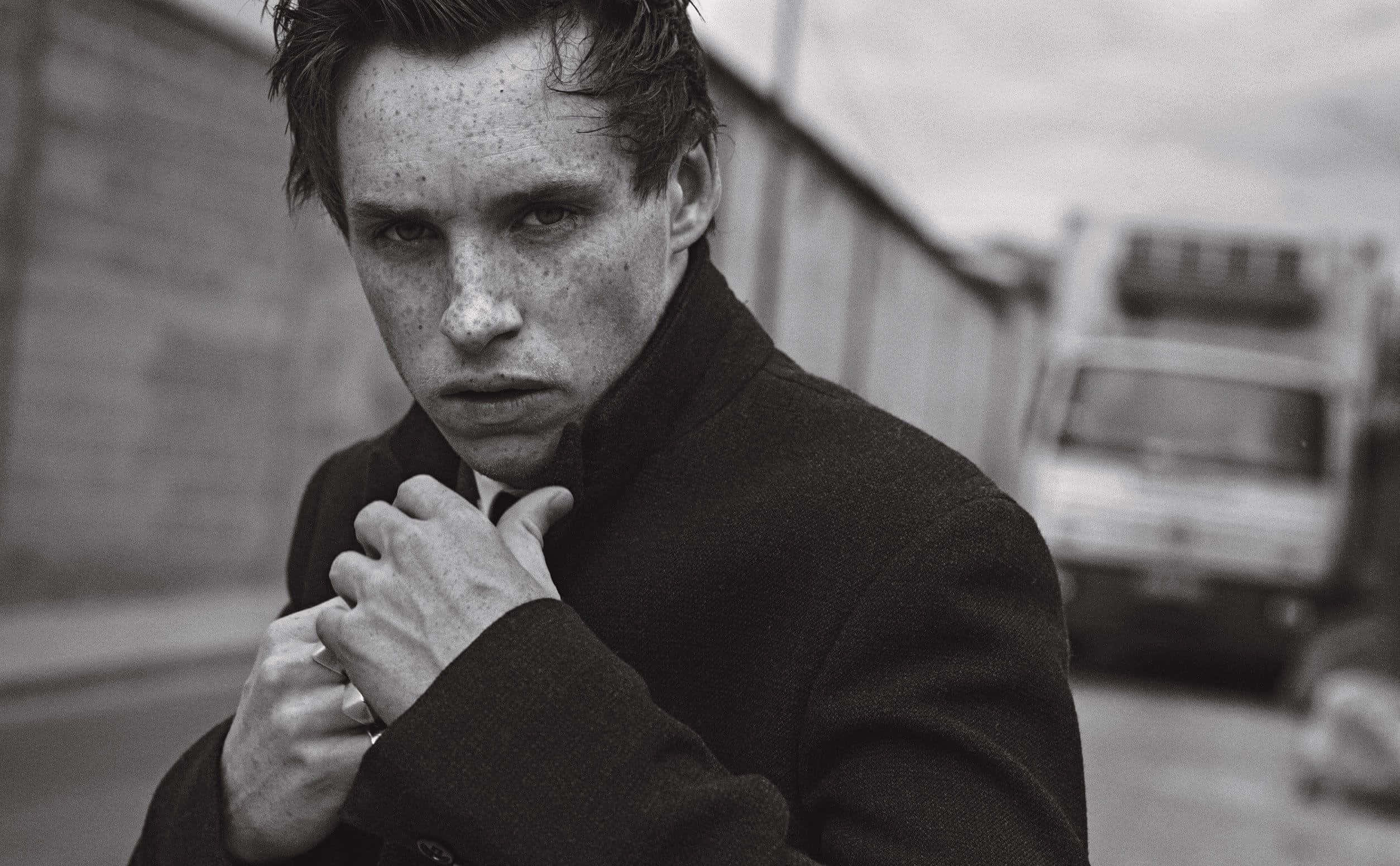 Eddie Redmayne, premiere event, gritty urban alleyway, Full HD Desktop Wallpaper