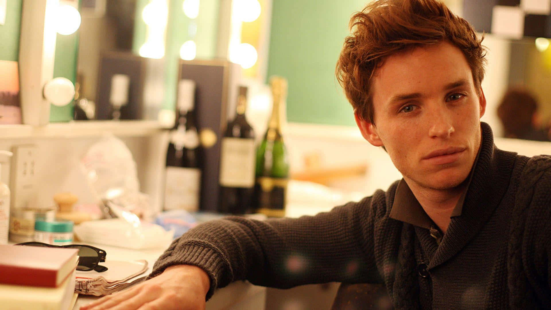 Eddie Redmayne, film premiere event, warmly lit dressing room, Full HD Desktop Wallpaper