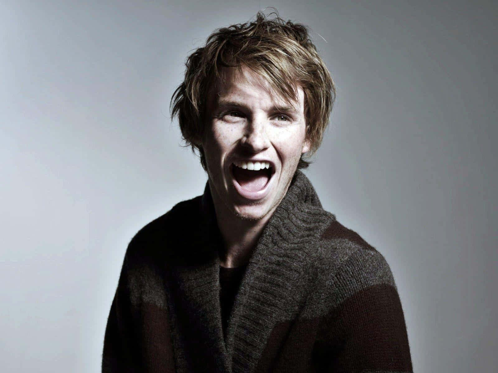 Eddie Redmayne, studio shot, dark knit sweater, HD Desktop Wallpaper