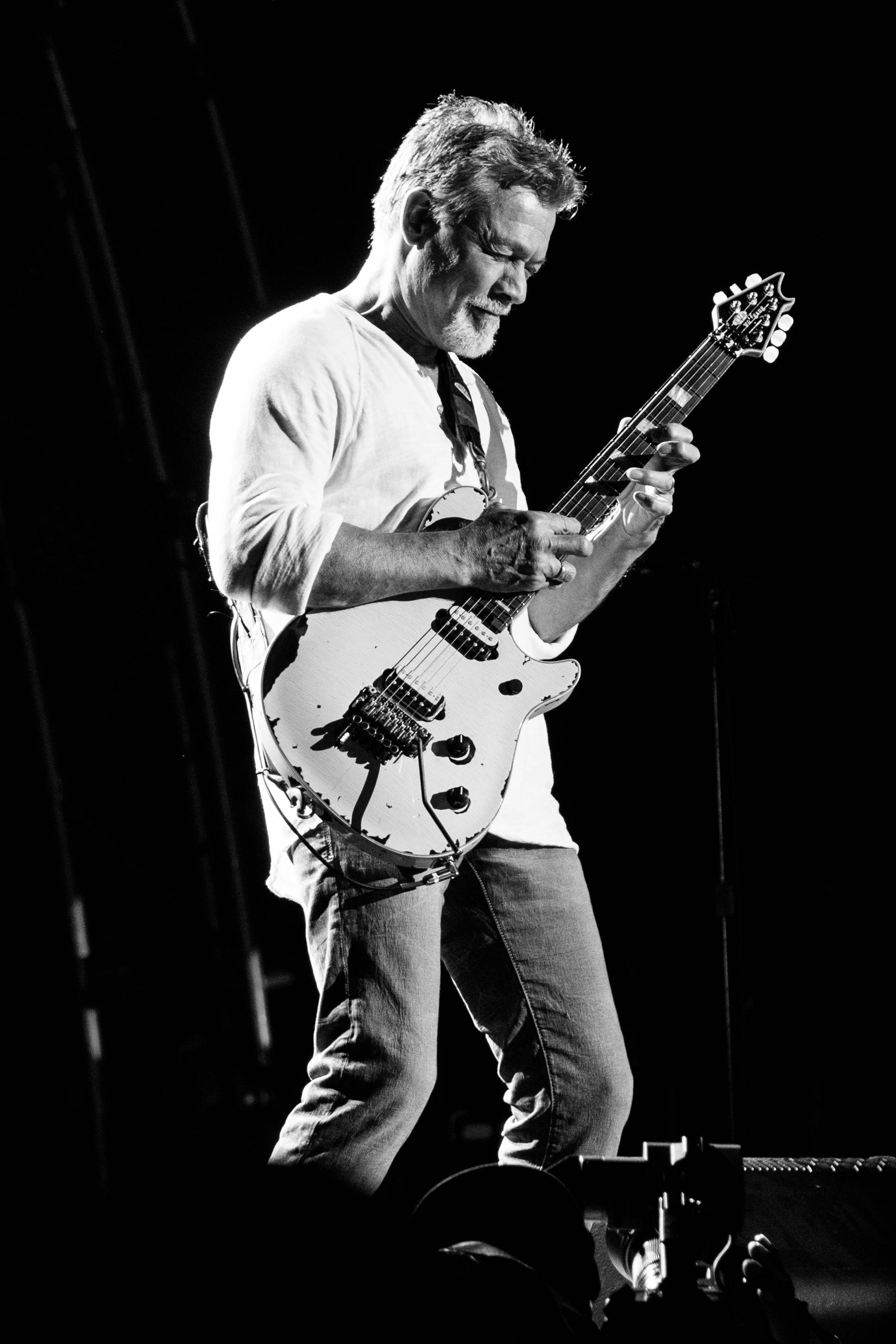 Eddie Van Halen, white electric guitar, dark stage, 2K Phone Wallpaper