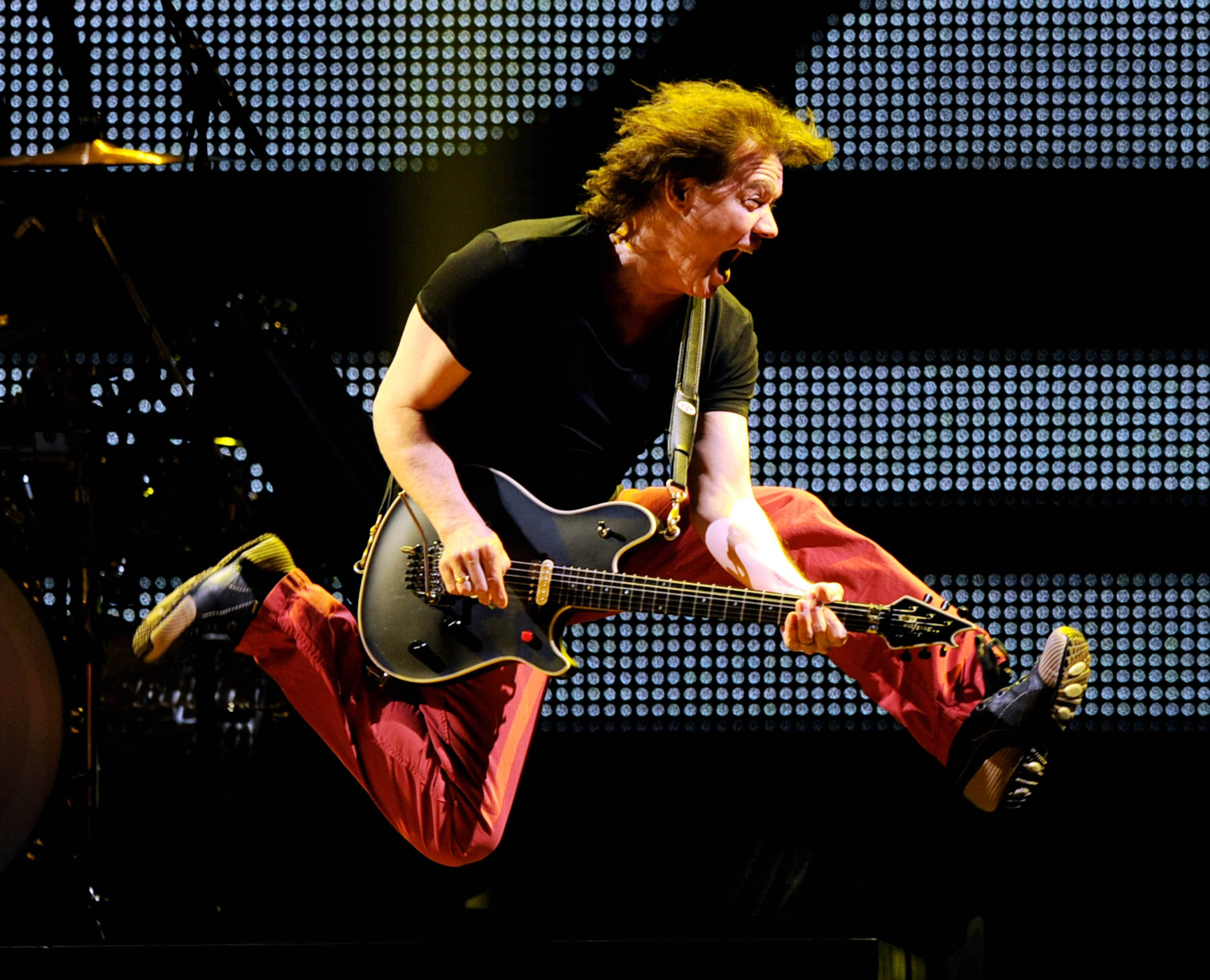 Eddie Van Halen, electric guitar, stage lights, 2K Desktop Wallpaper