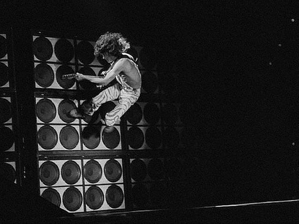 Eddie Van Halen, speaker cabinets, black and white stage shot, SD Desktop Wallpaper