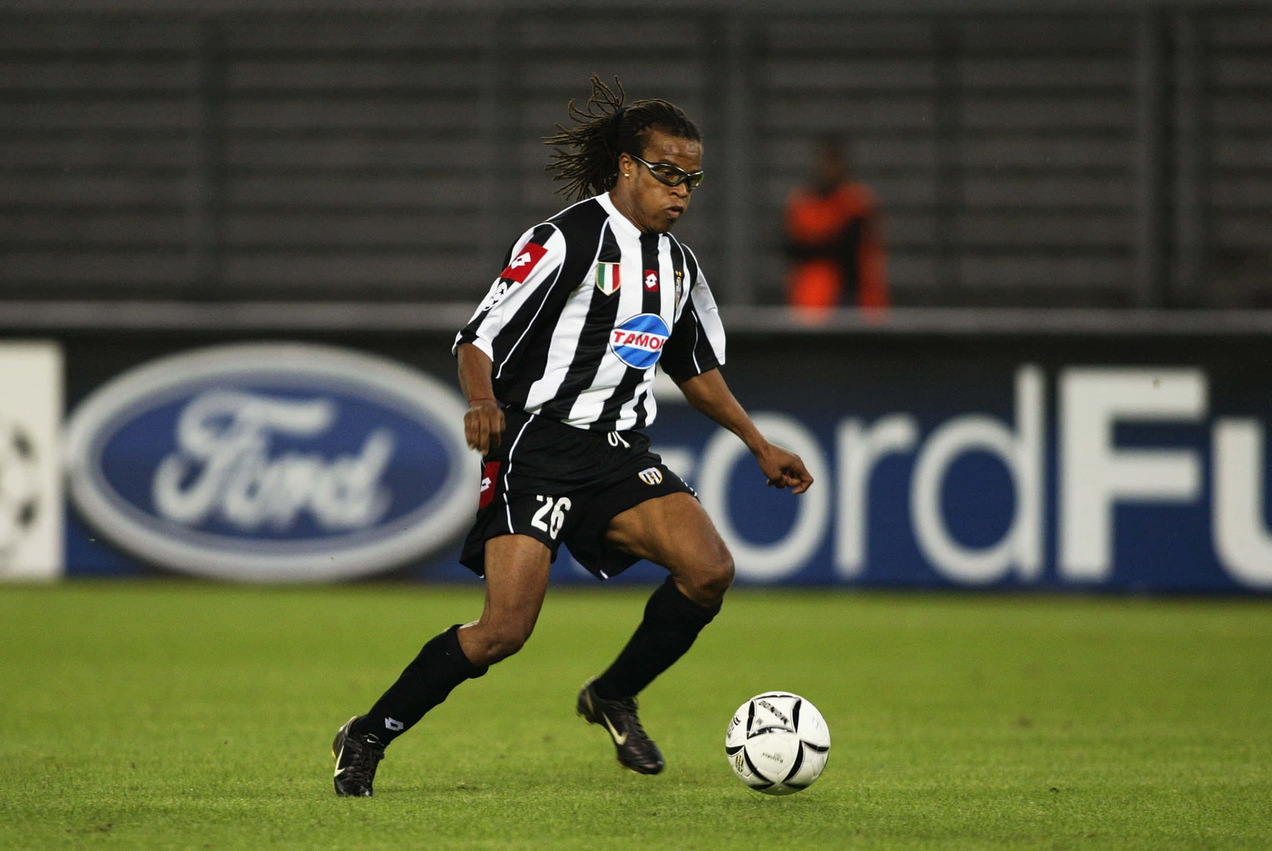 Edgar Davids, black and white stripes, green field, 2K Desktop Wallpaper