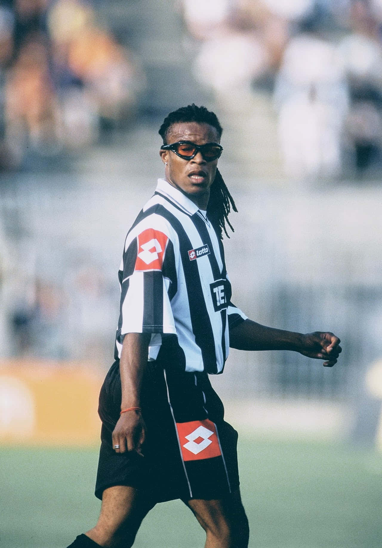 Edgar Davids, black and white striped jersey, green pitch, HD Phone Wallpaper