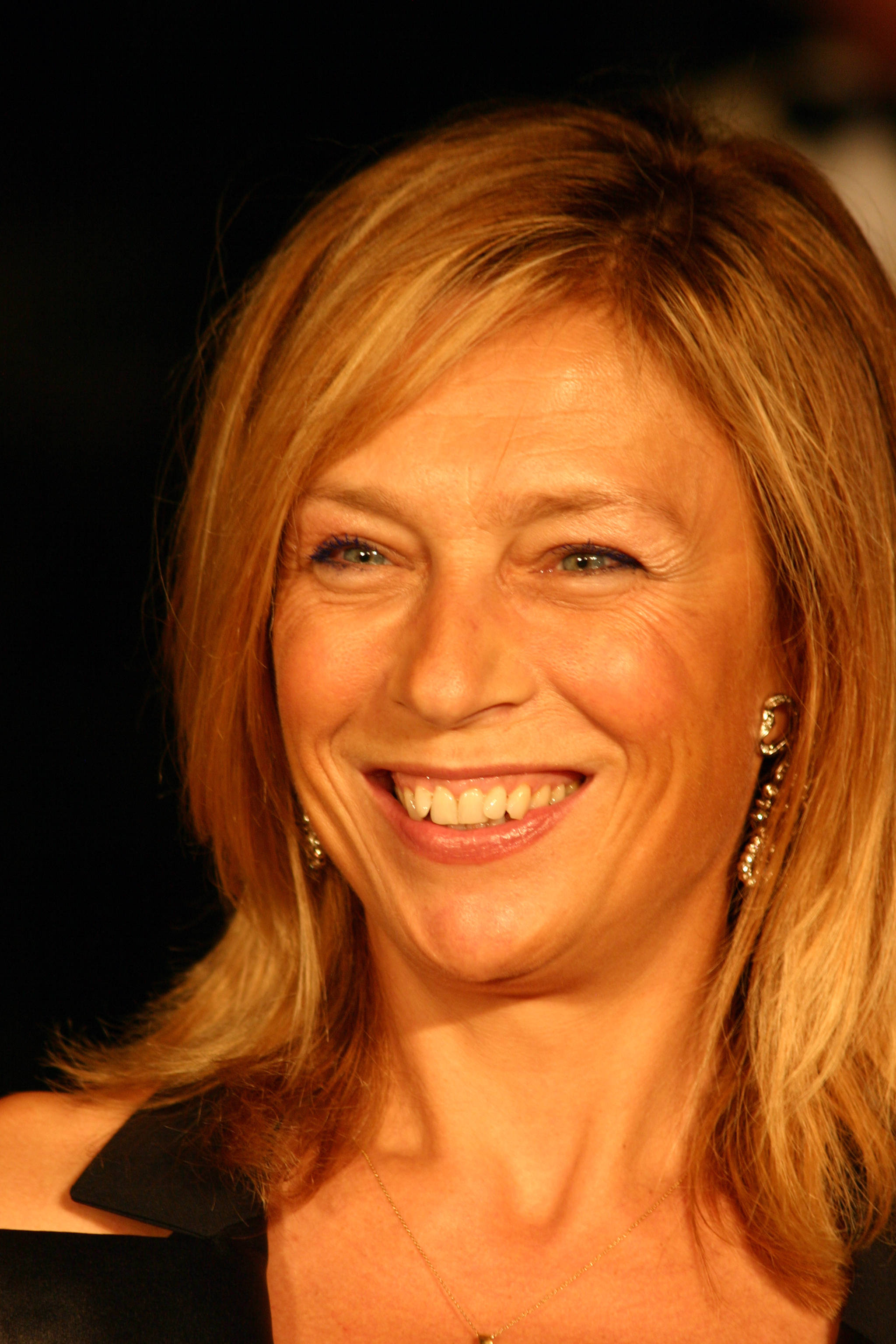 Edie Falco, blonde hair, sparkling earrings, 2K Phone Wallpaper