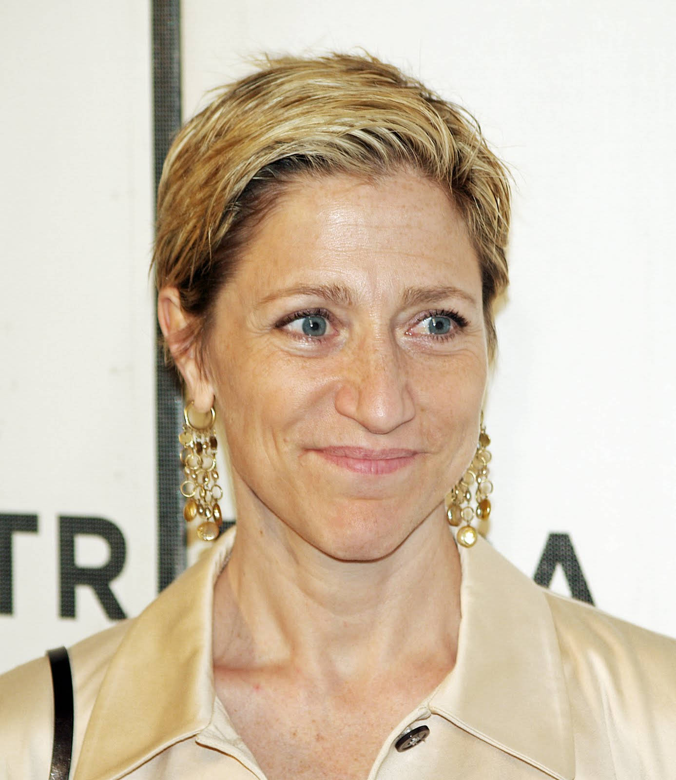 Edie Falco, pixie haircut, blonde hair, HD Phone Wallpaper