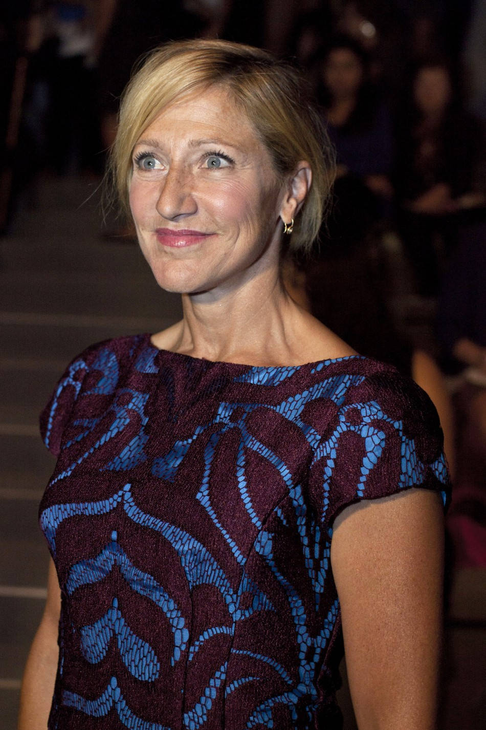 Edie Falco, blonde hair, blue and maroon patterned dress, HD Phone Wallpaper