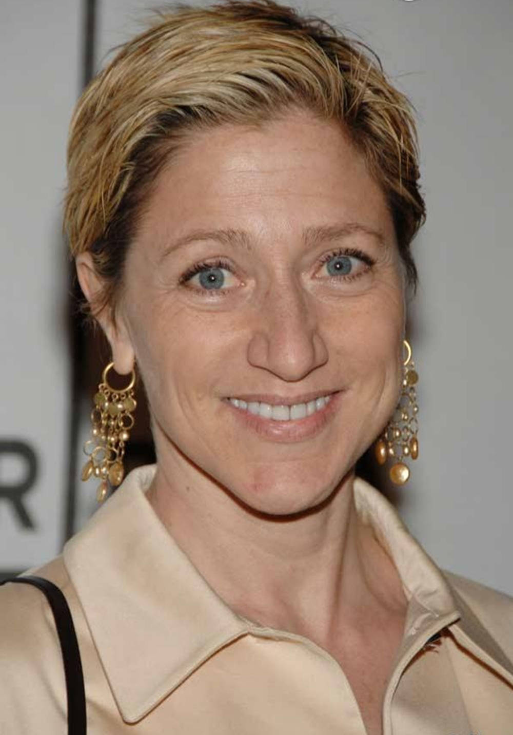 Edie Falco, blue eyes, short blonde hair, HD Phone Wallpaper