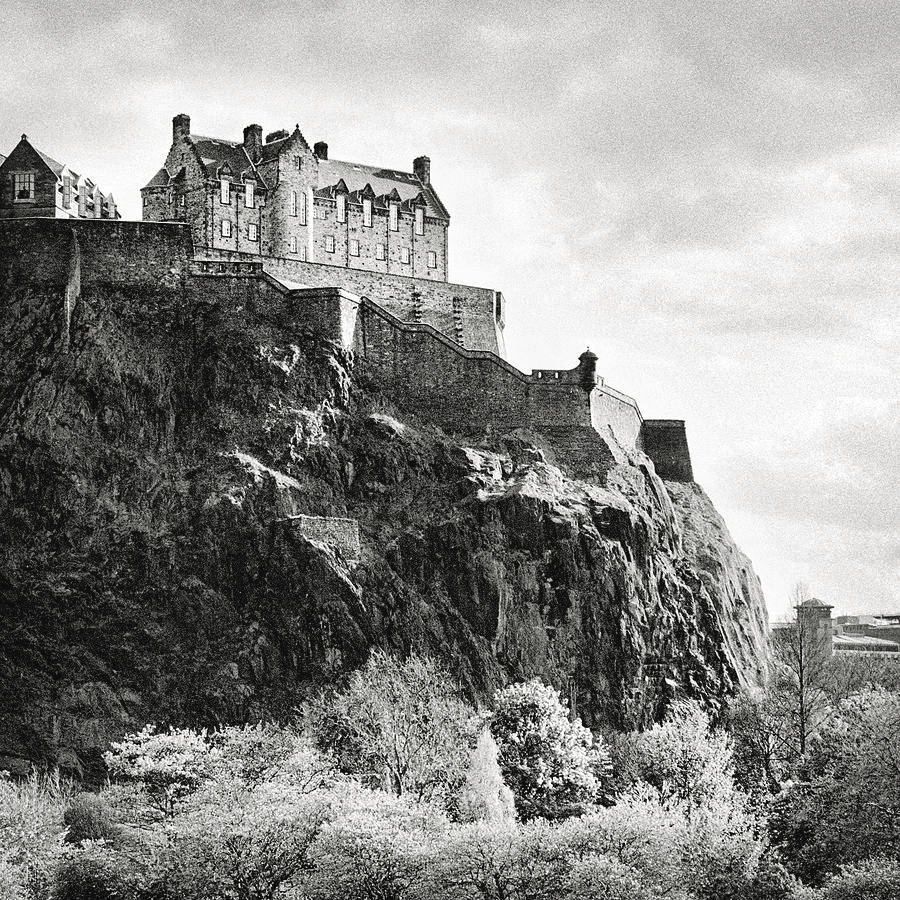 Edinburgh Castle, rugged cliff, trees, SD Desktop Wallpaper