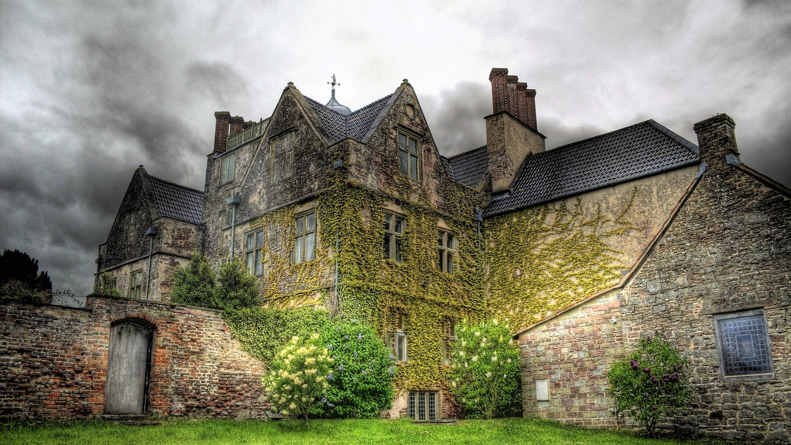 Edinburgh Castle, vibrant green ivy, weathered stone manor house, 2K Desktop Wallpaper