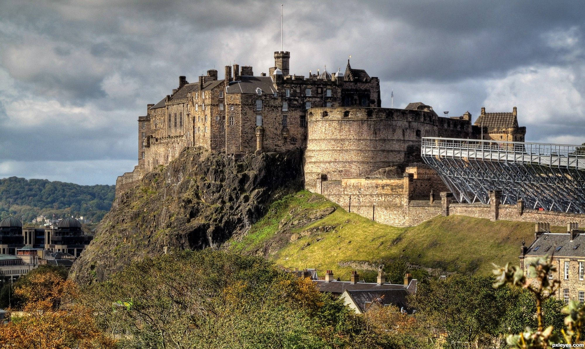 Edinburgh Castle, rocky hill, brooding cloudy sky, Full HD Desktop Wallpaper