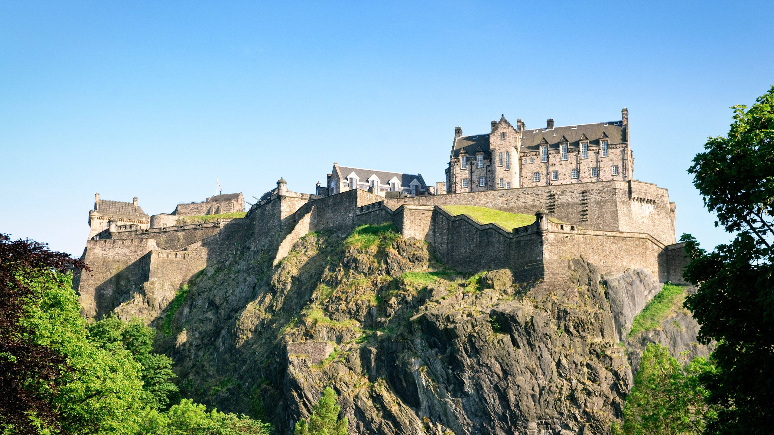 Edinburgh Castle, volcanic rock cliff, lush green trees, 2K Desktop Wallpaper