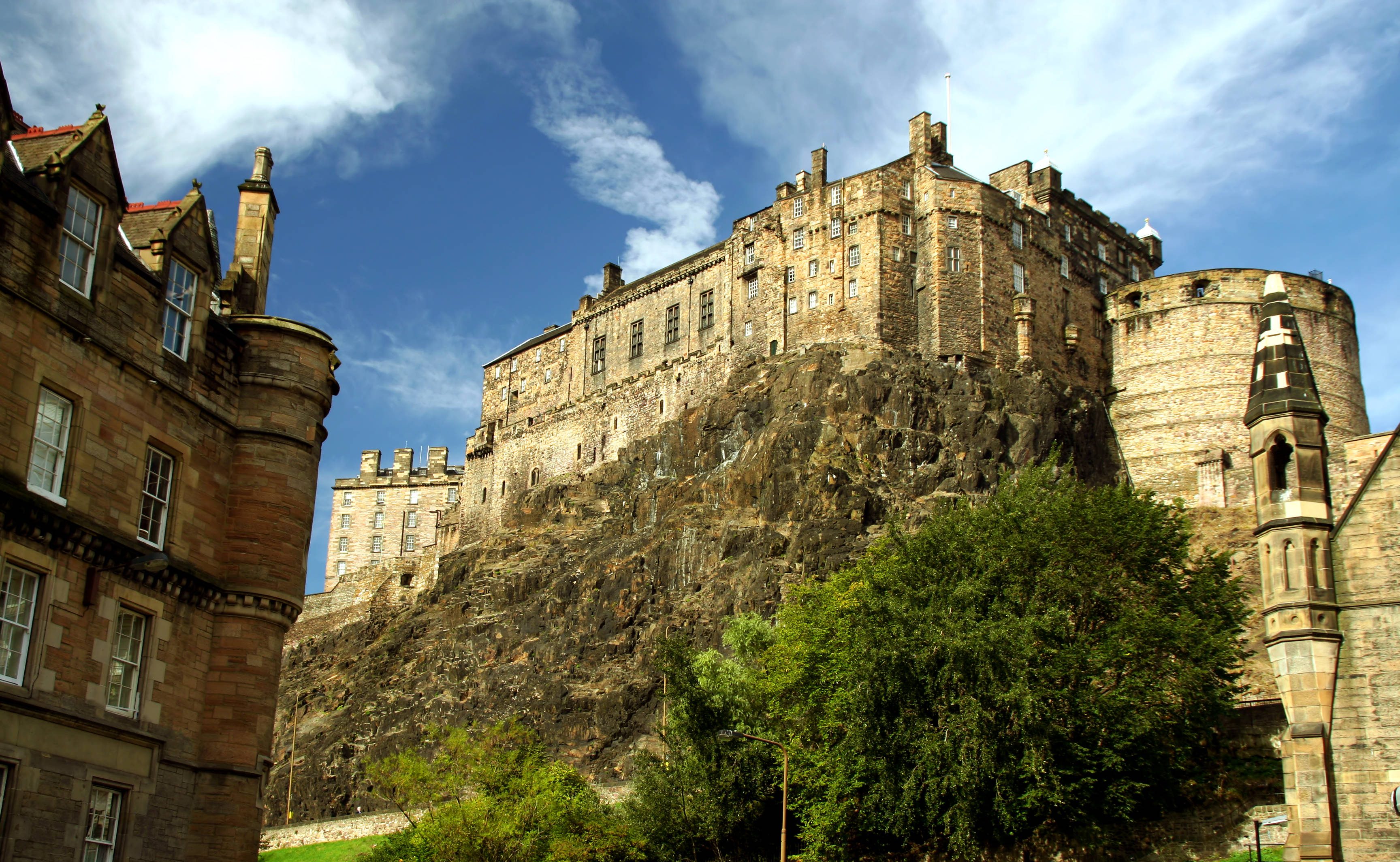 Edinburgh Castle, rocky crag, bright blue sky, 2K Desktop Wallpaper