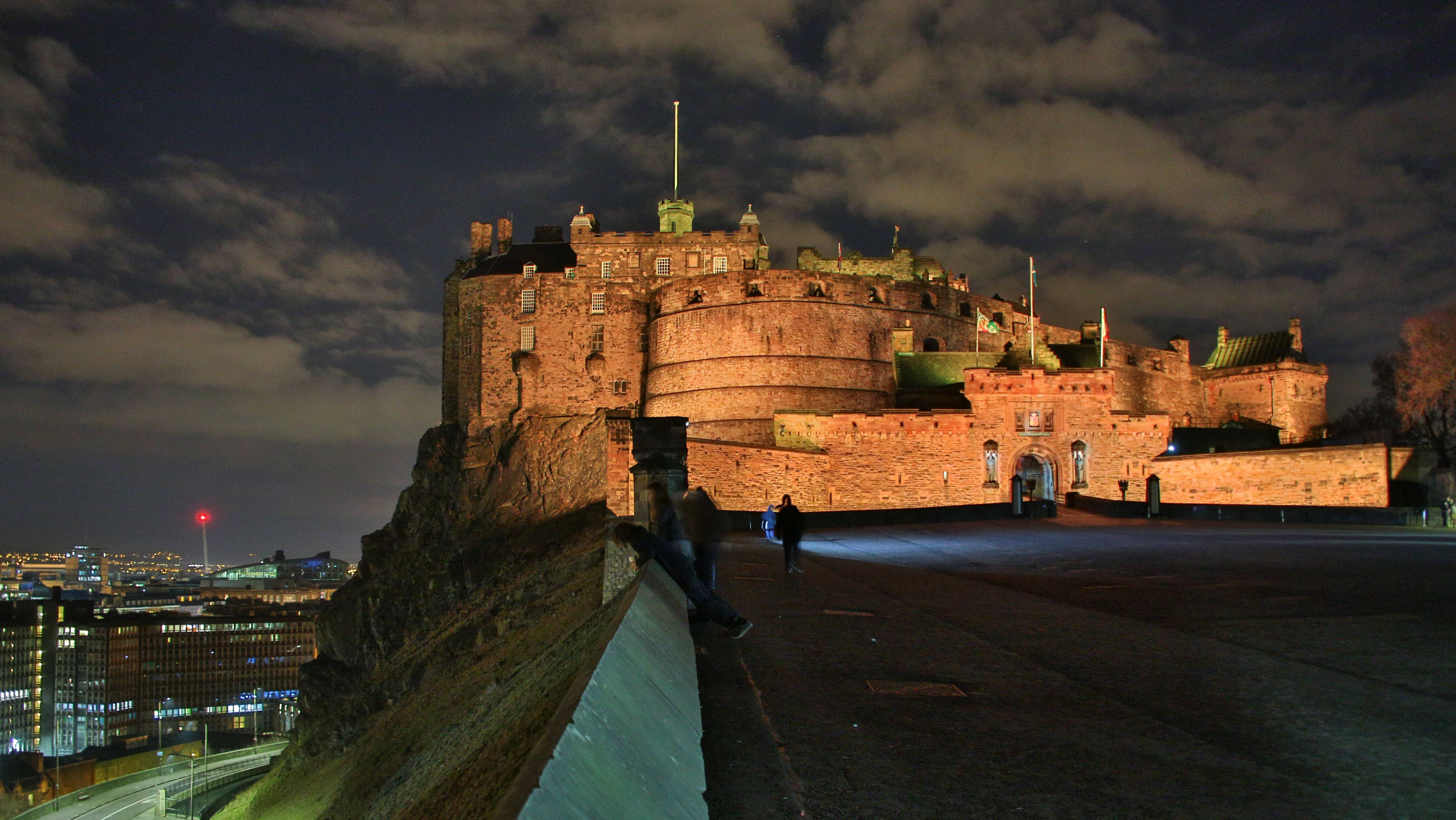 Edinburgh Castle, night, rocky cliff, 5K Desktop Wallpaper