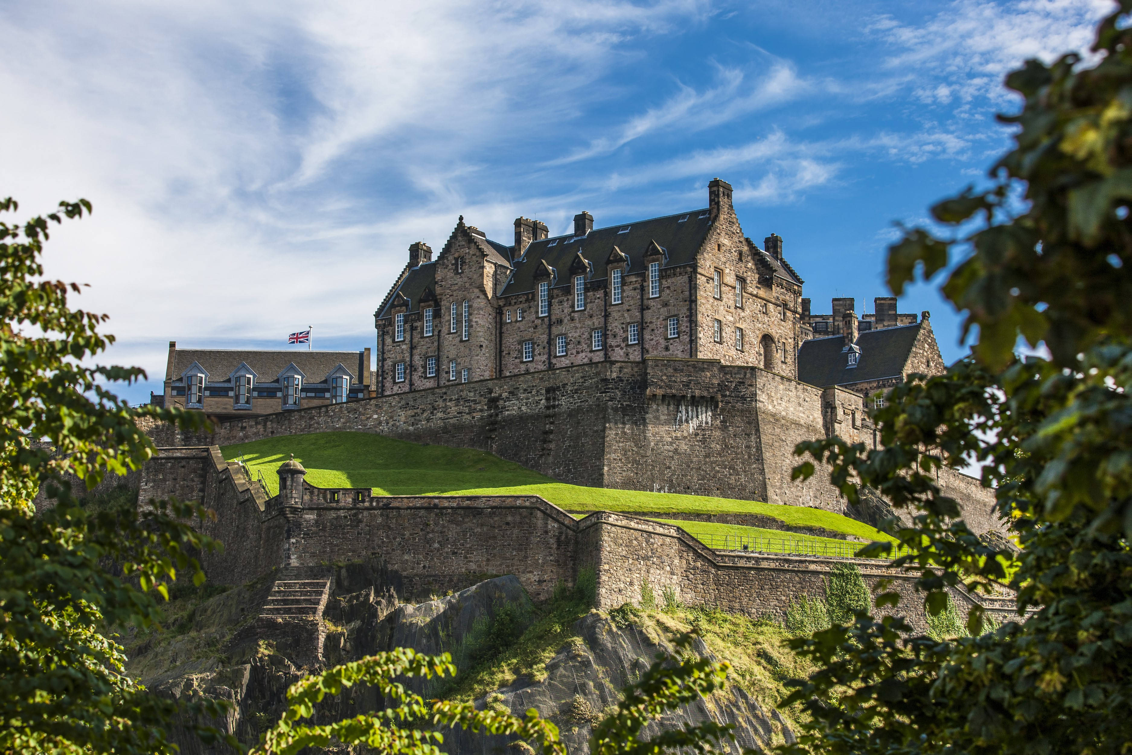 Edinburgh Castle, stone castle, grassy cliff, 2K Desktop Wallpaper