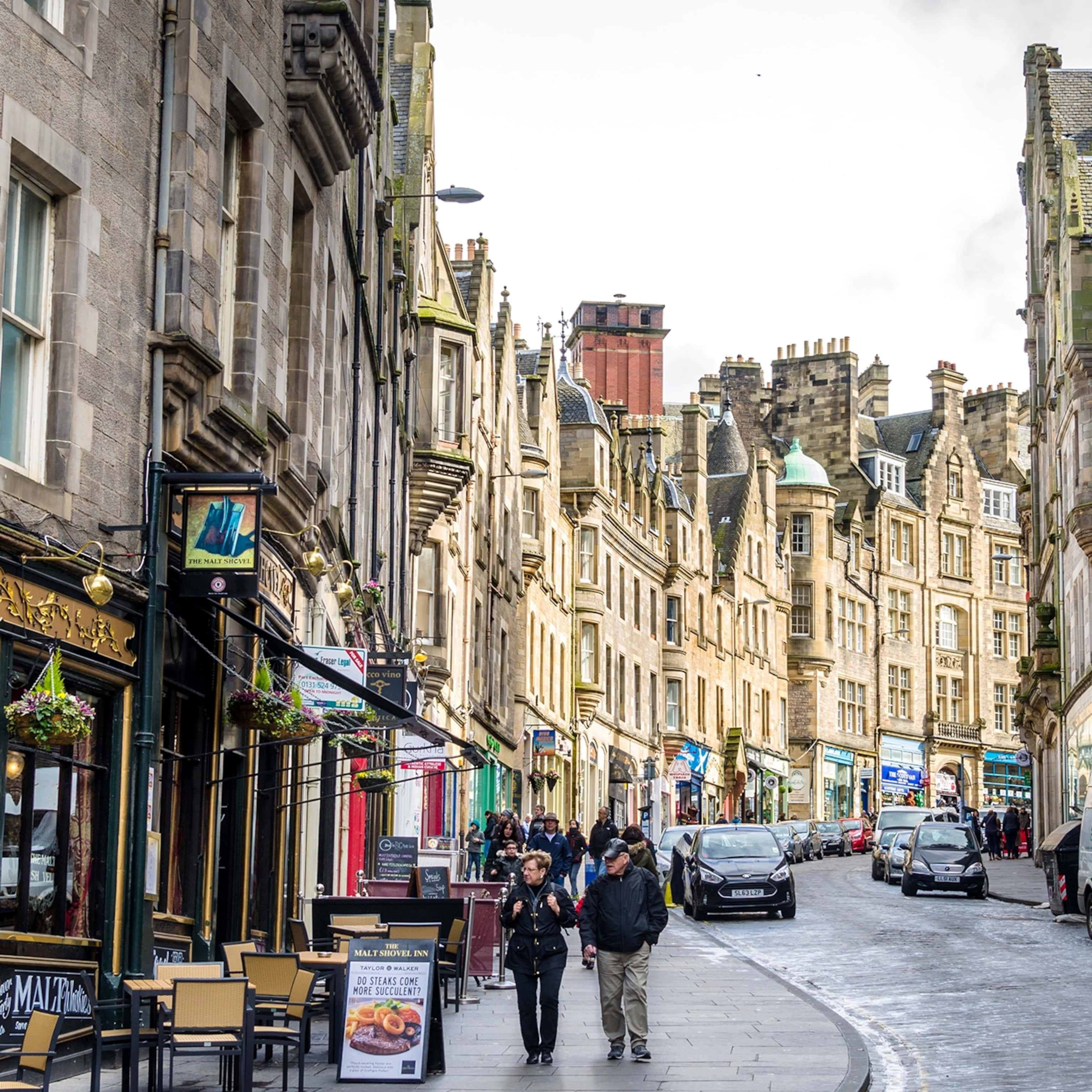 Edinburgh, cobblestone street, old stone buildings, 2K Desktop Wallpaper