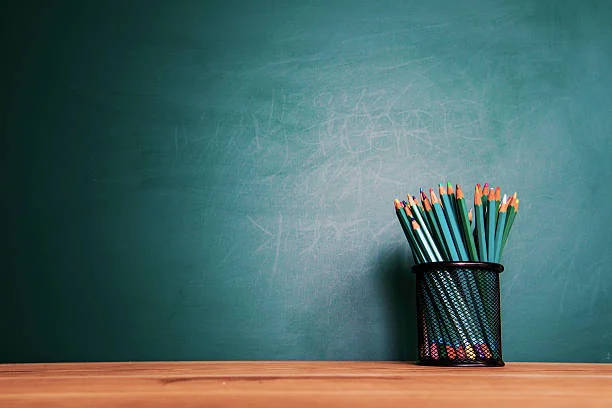 black mesh pencil holder, colorful pencils, wooden desk, SD Desktop Wallpaper