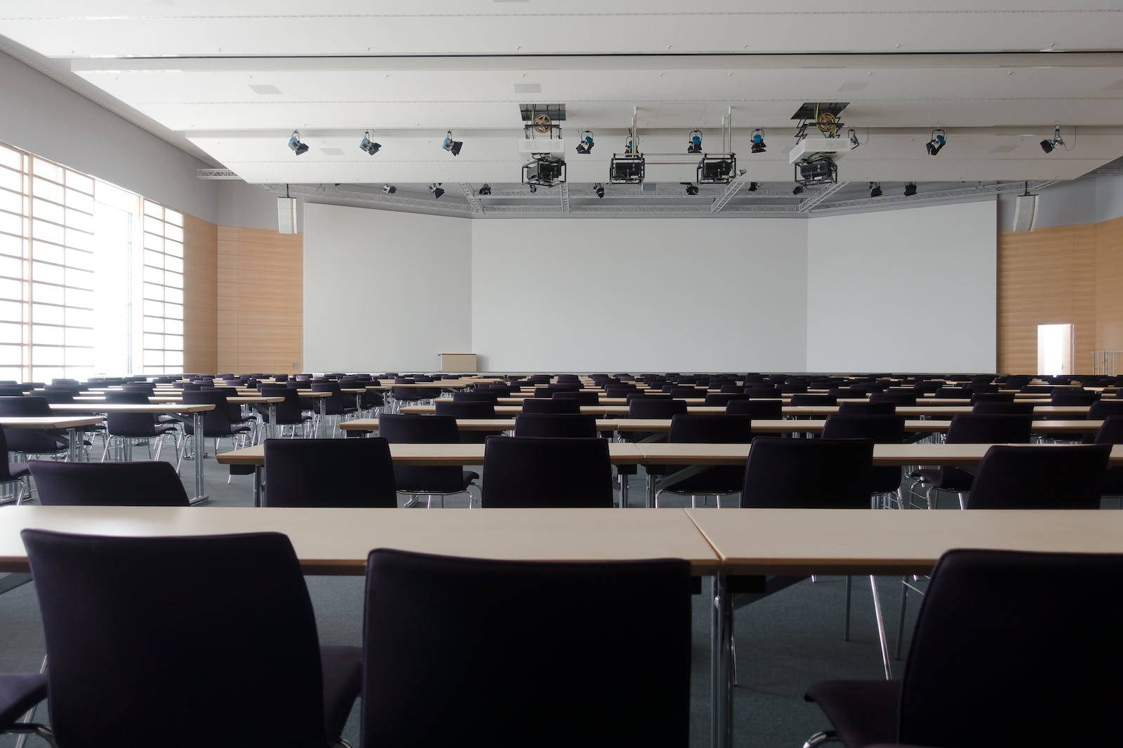 empty classroom, lecture hall, white screen, HD Desktop Wallpaper