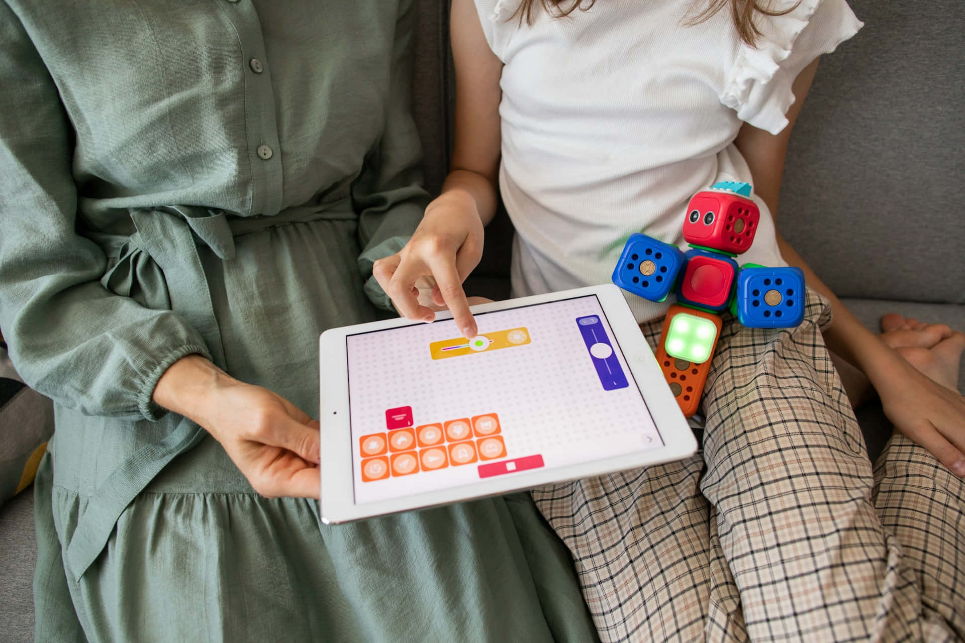 coding app, tablet, physical robotic blocks, Full HD Desktop Wallpaper