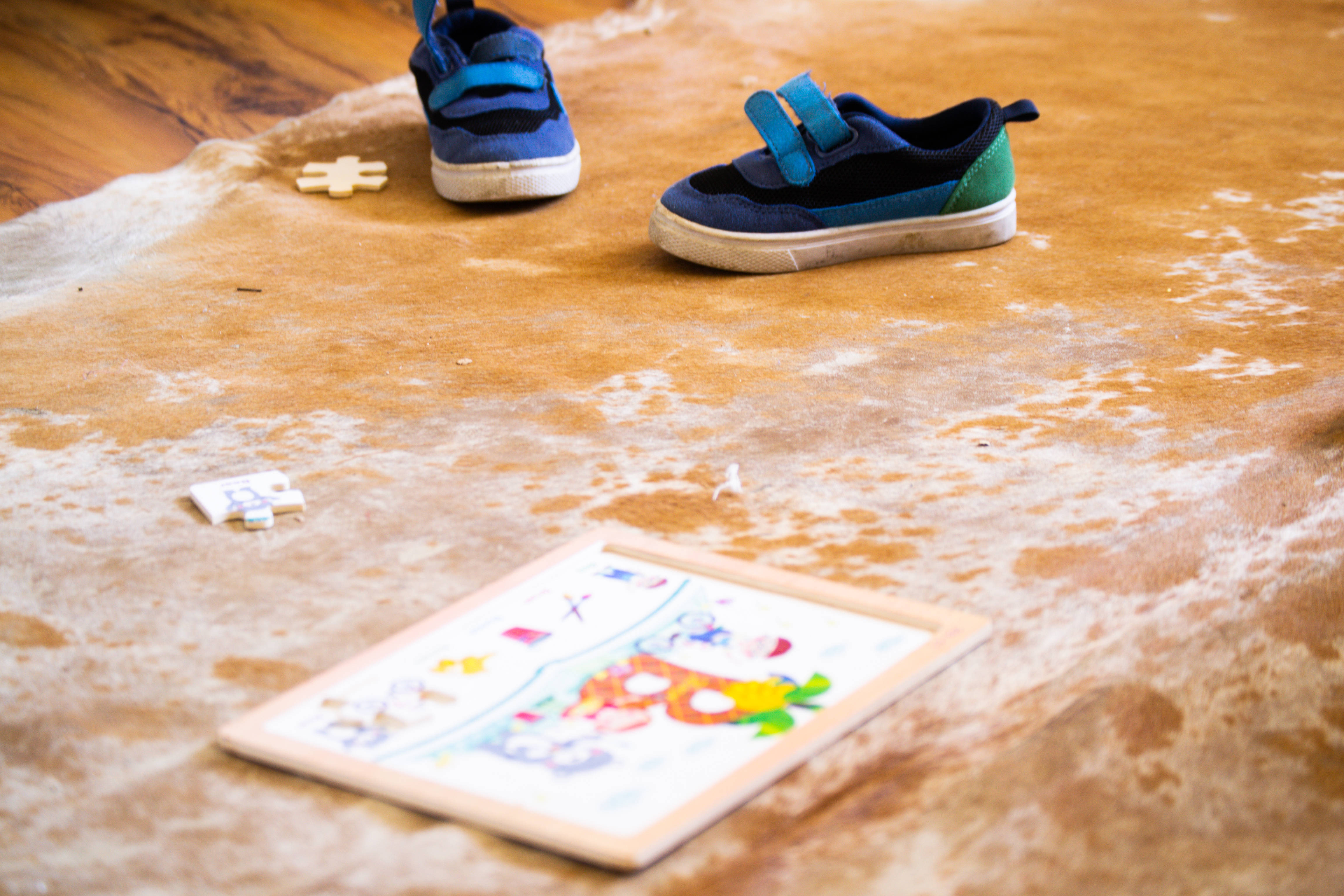 blue sneakers, puzzle pieces, textured brown rug, 4K Desktop Wallpaper