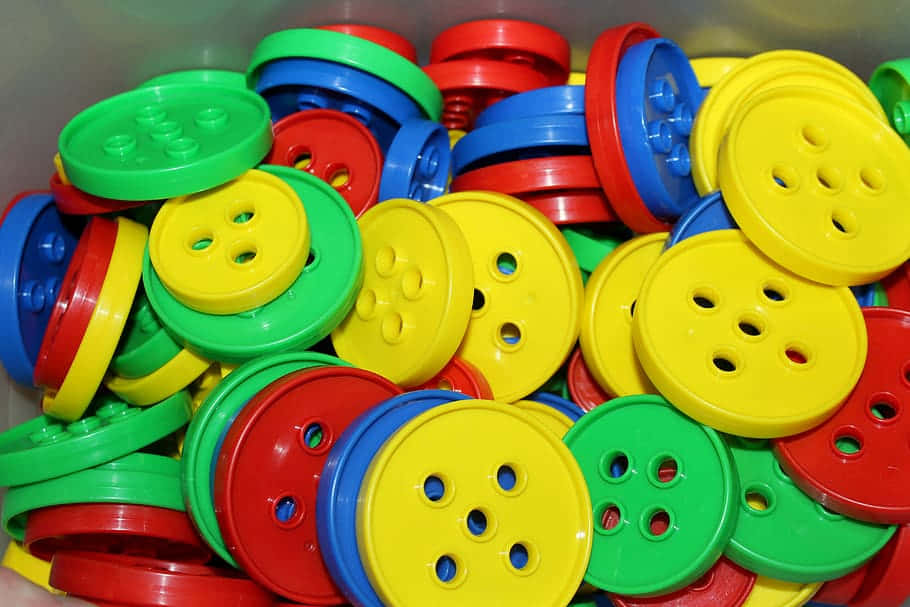 Montessori classroom, colorful plastic buttons, red yellow green and blue, SD Desktop Wallpaper