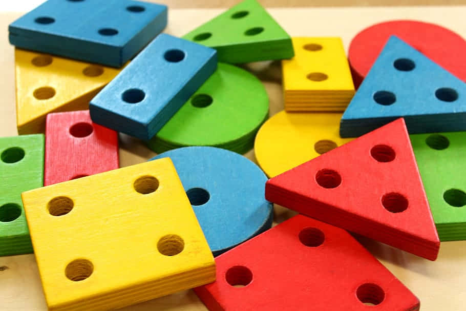 colorful wooden shape blocks, red yellow green and blue, geometric blocks, SD Desktop Wallpaper