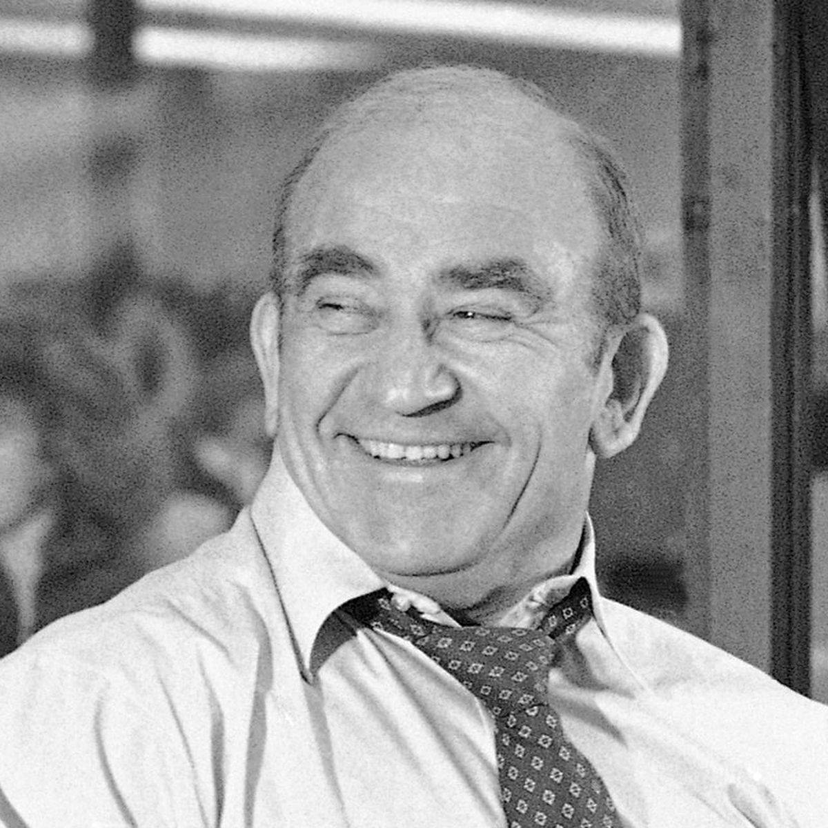 Edward Asner, black and white portrait, wide smile, SD Desktop Wallpaper
