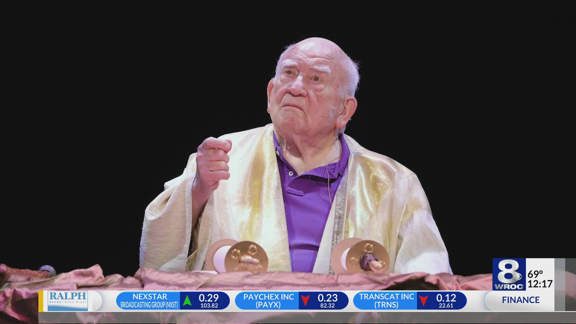 Edward Asner, gold robe, televised finance broadcast, Full HD Desktop Wallpaper