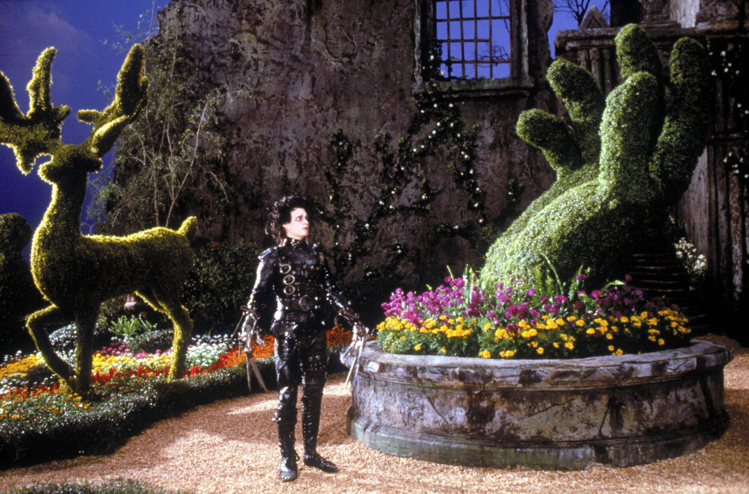 Edward Scissorhands, black armor, surreal garden, 2K Desktop Wallpaper