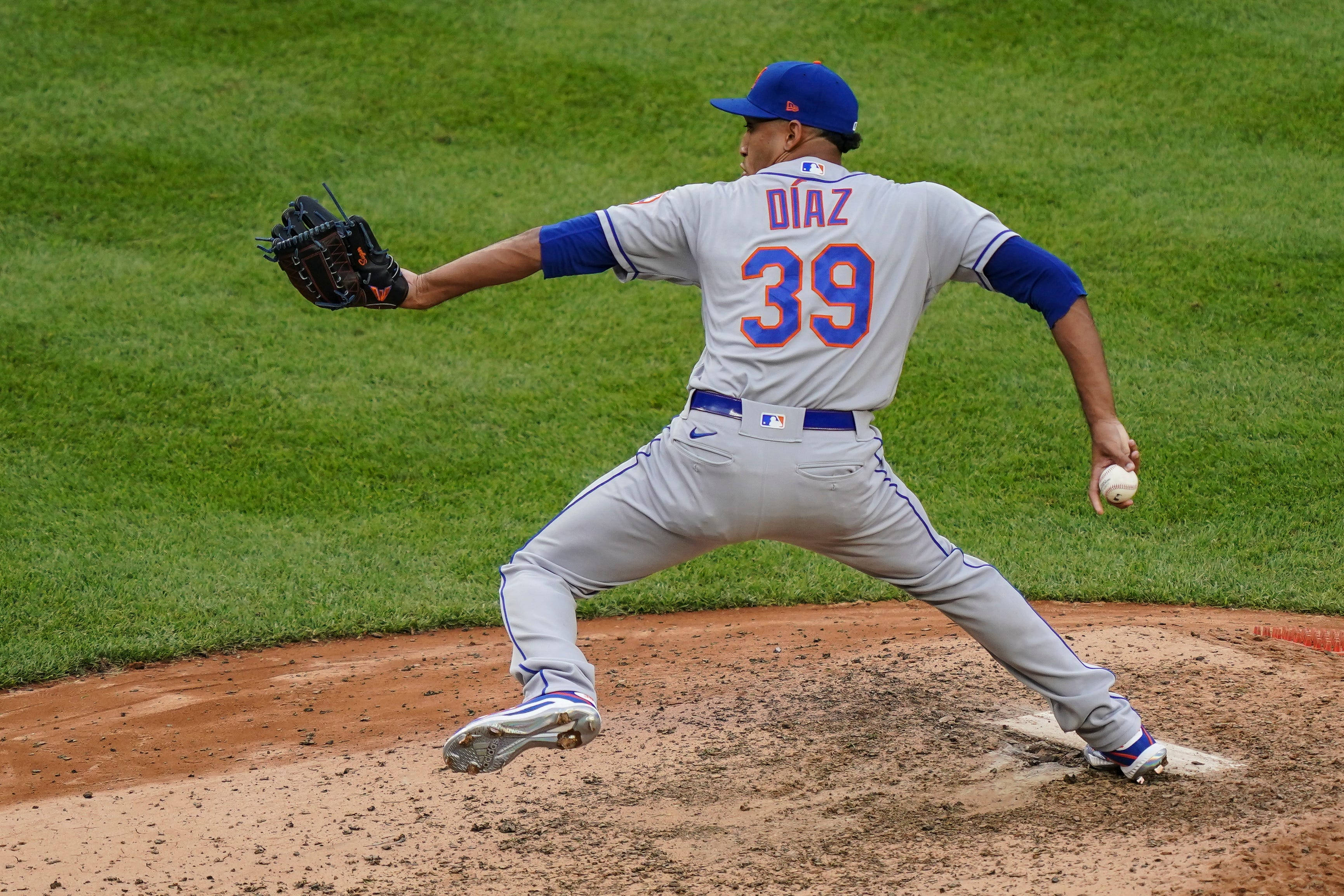 Edwin Diaz, number 39, gray uniform, 2K Desktop Wallpaper