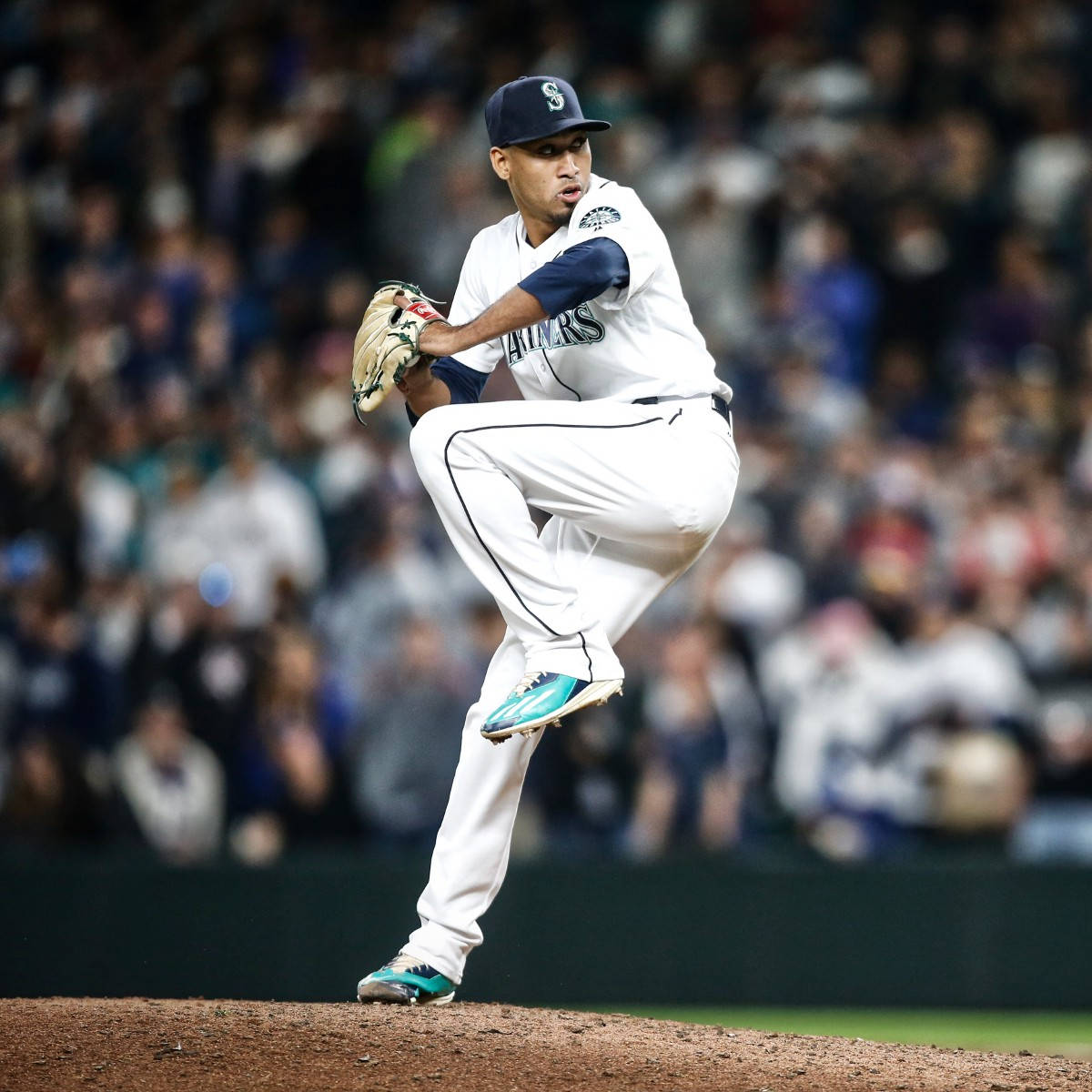 Edwin Diaz, blue baseball cleats, white uniform, SD Desktop Wallpaper