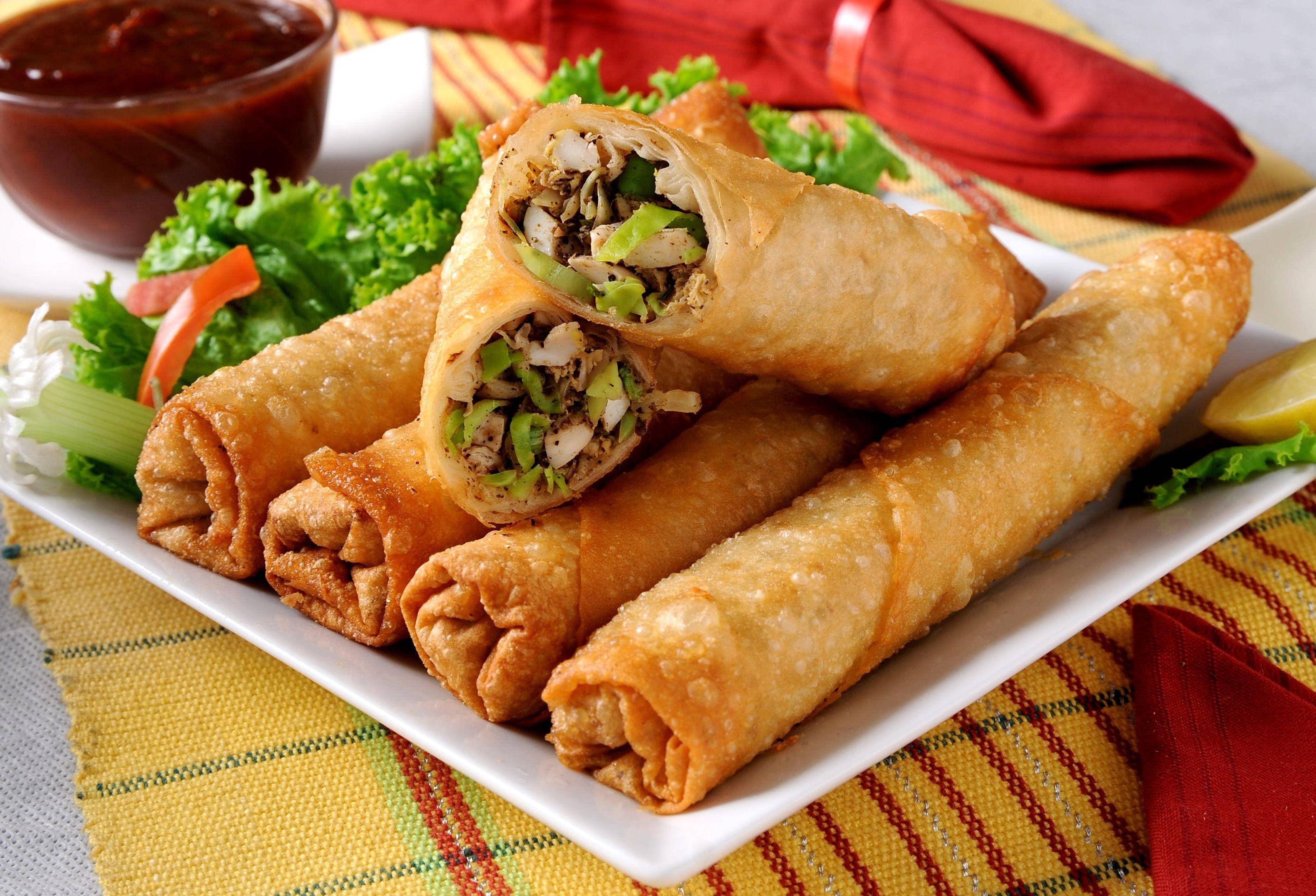 sliced spring onion egg rolls, golden-brown crispy spring rolls, chicken and veggies, 2K Desktop Wallpaper