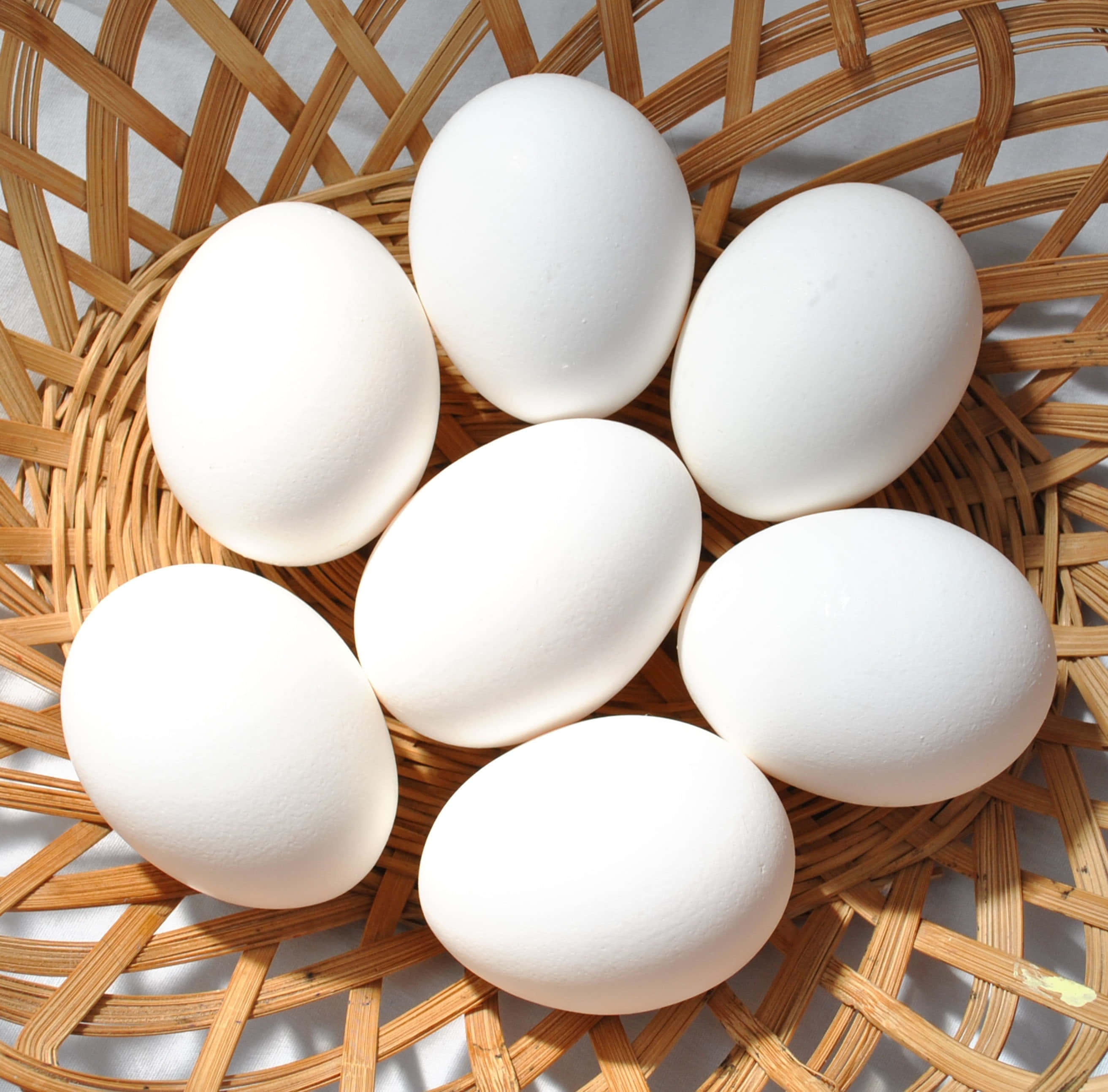 oval white eggs, woven bamboo basket, bright daylight, 2K Desktop Wallpaper