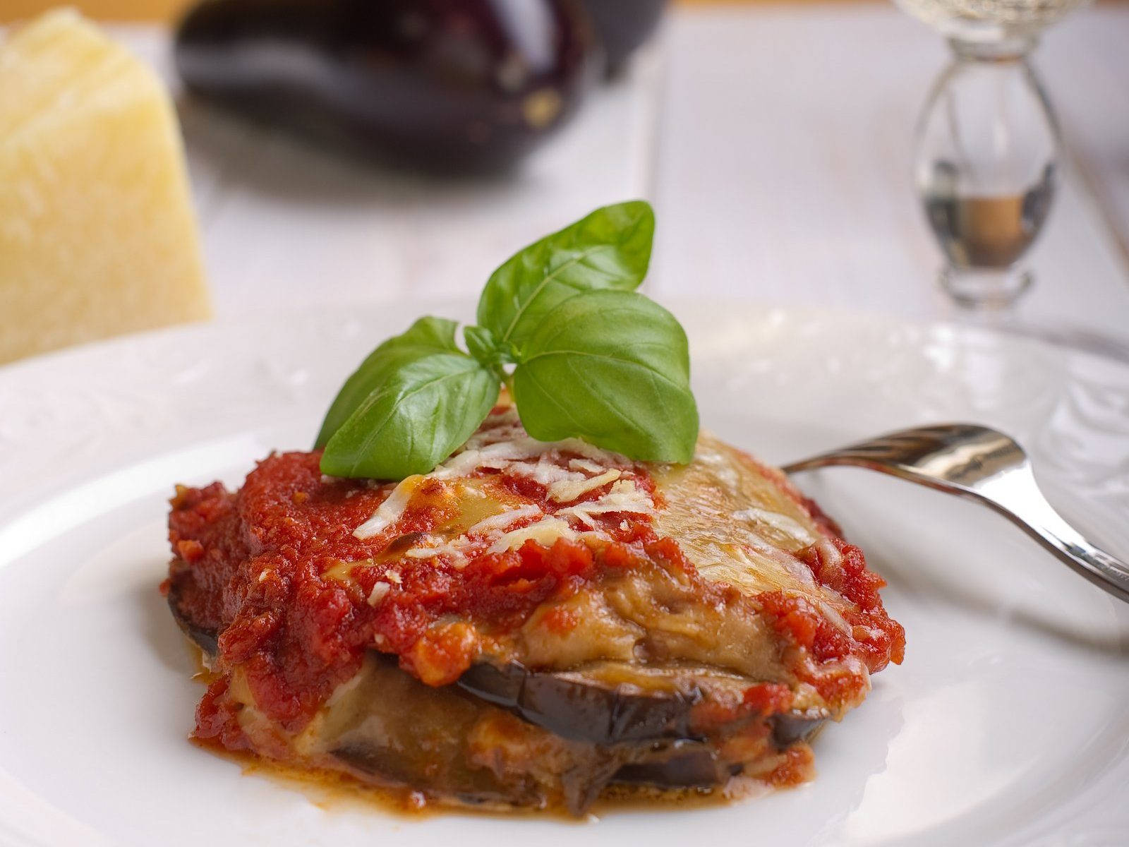 Roman-Style Eggplant Parmigiana, baked eggplant parmesan, fresh basil, HD Desktop Wallpaper