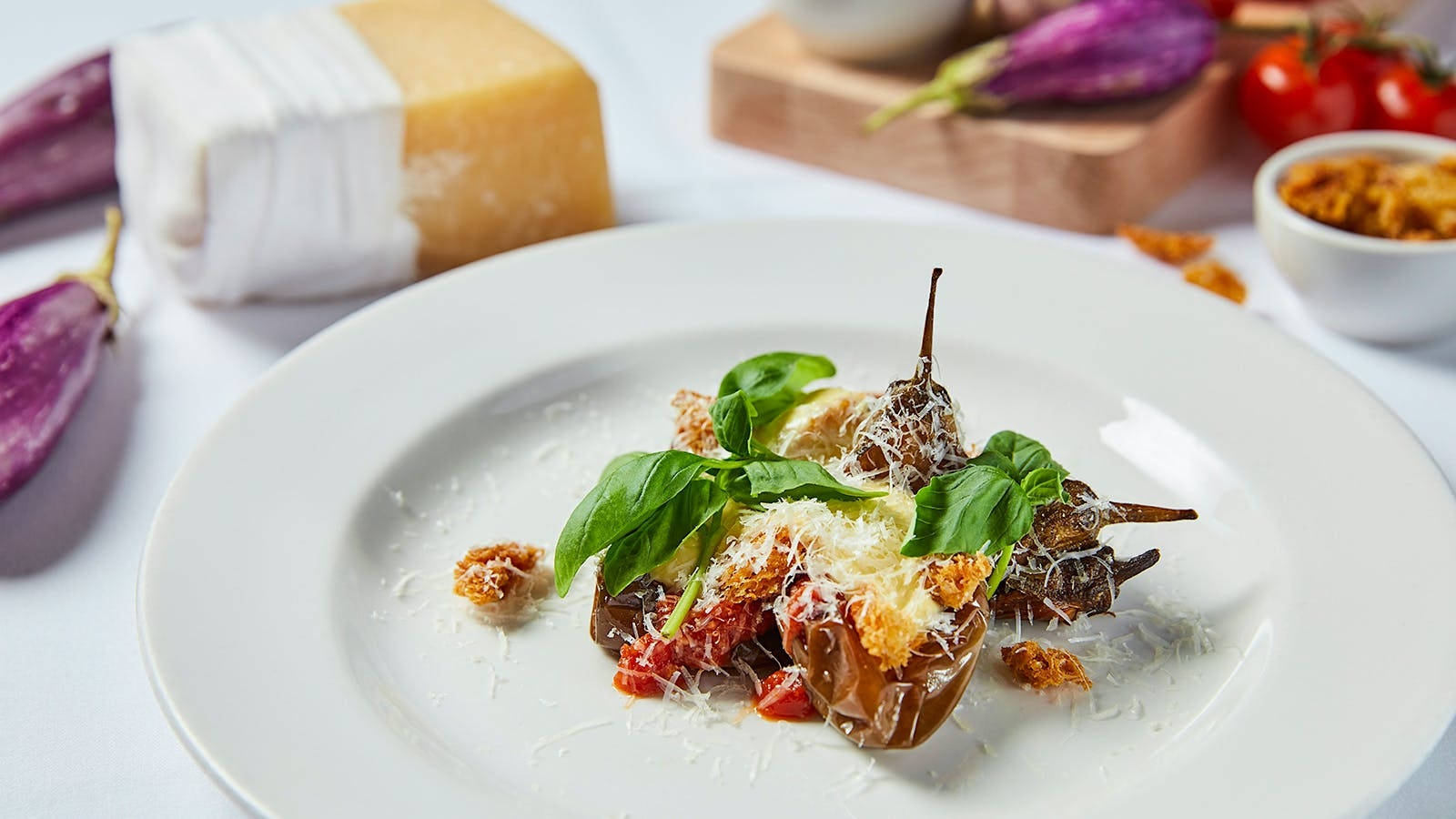 Classic Italian Parmigiana Dish, roasted eggplant, basil cheese, HD Desktop Wallpaper