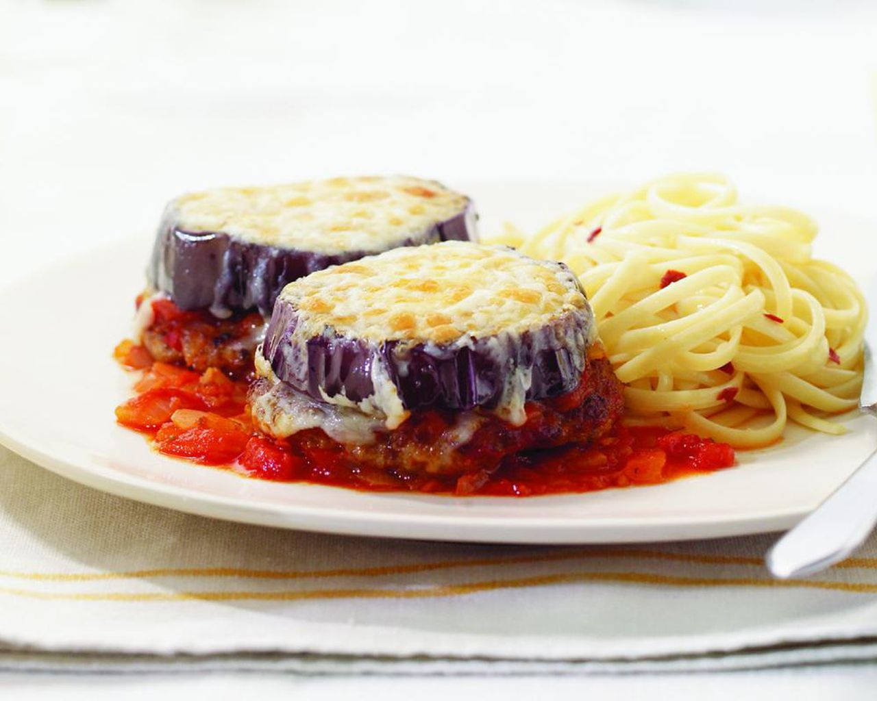 Eggplant Parmigiana, cheese sauce, tomato sauce, HD Desktop Wallpaper