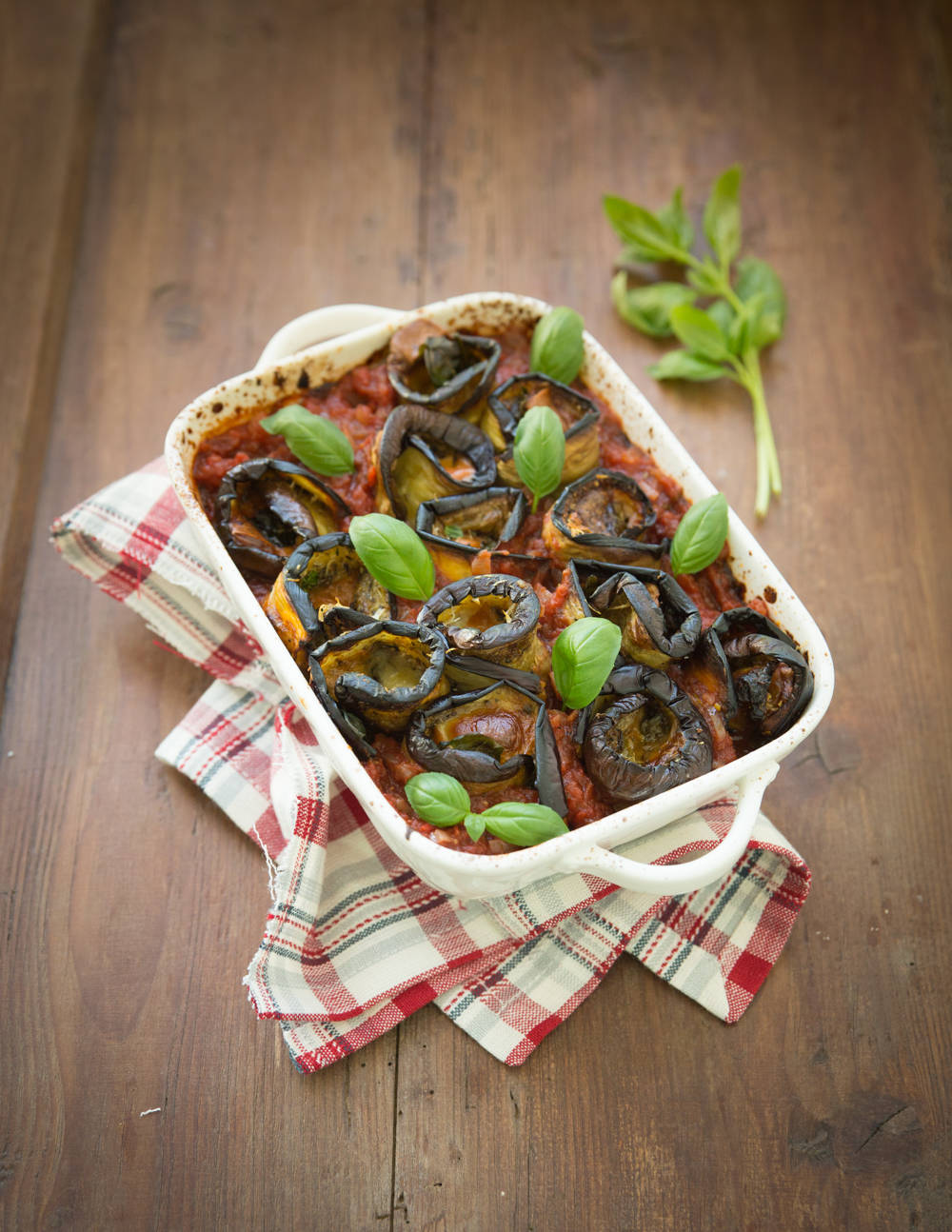 Eggplant Parmigiana, tomato sauce, fresh basil leaves, HD Phone Wallpaper