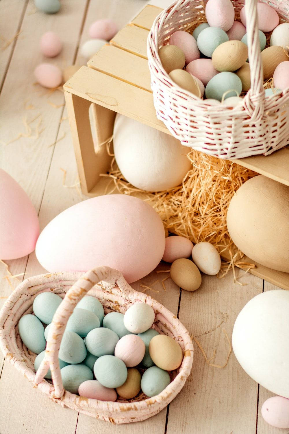 Easter eggs, woven baskets, straw, HD Phone Wallpaper