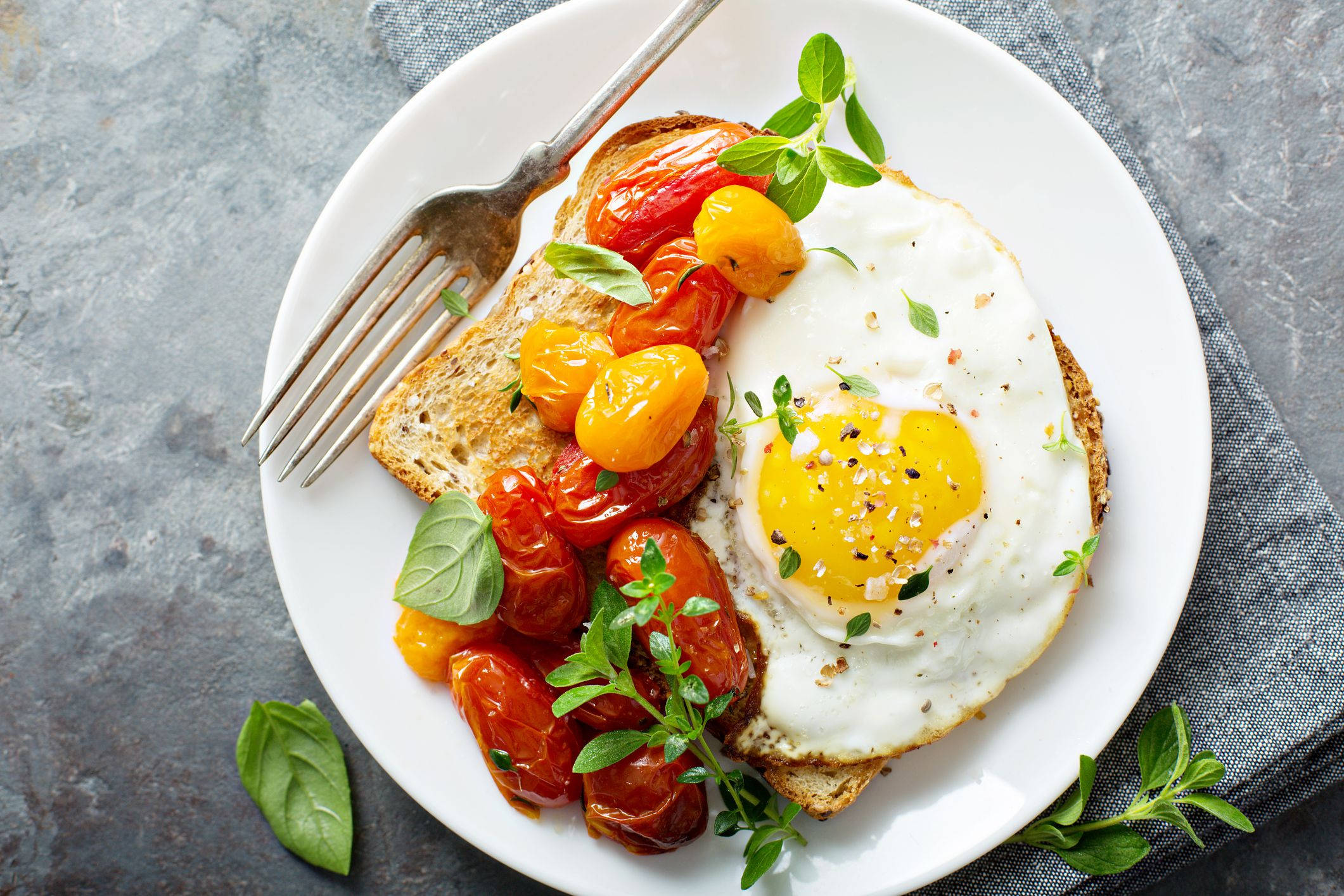 fried egg, sunny-side-up egg, roasted cherry tomatoes, Full HD Desktop Wallpaper
