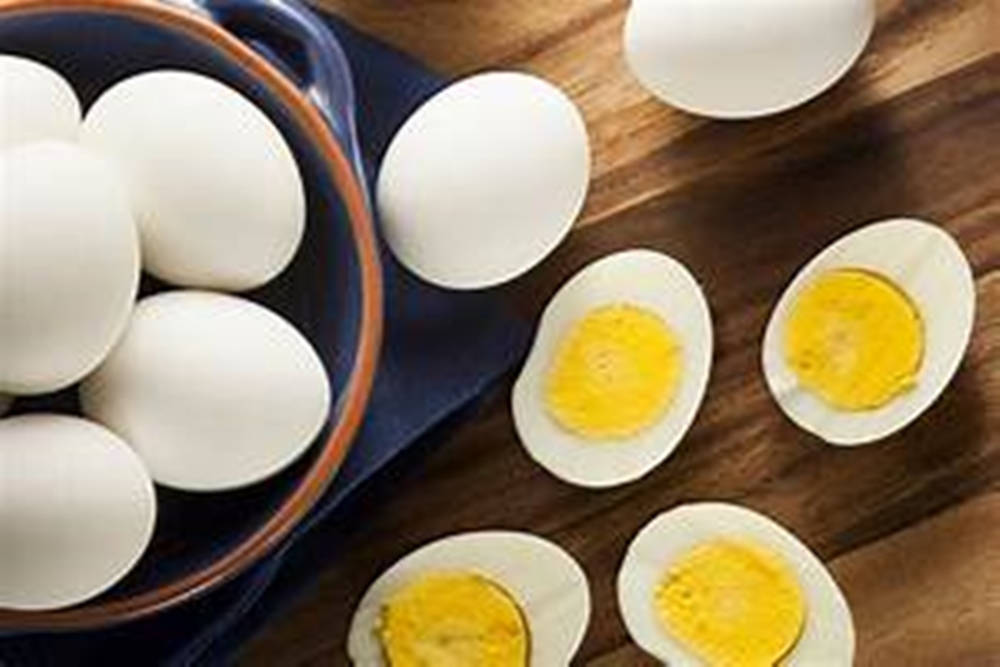 blue ceramic bowl, rustic wooden table, whole white eggs, SD Desktop Wallpaper