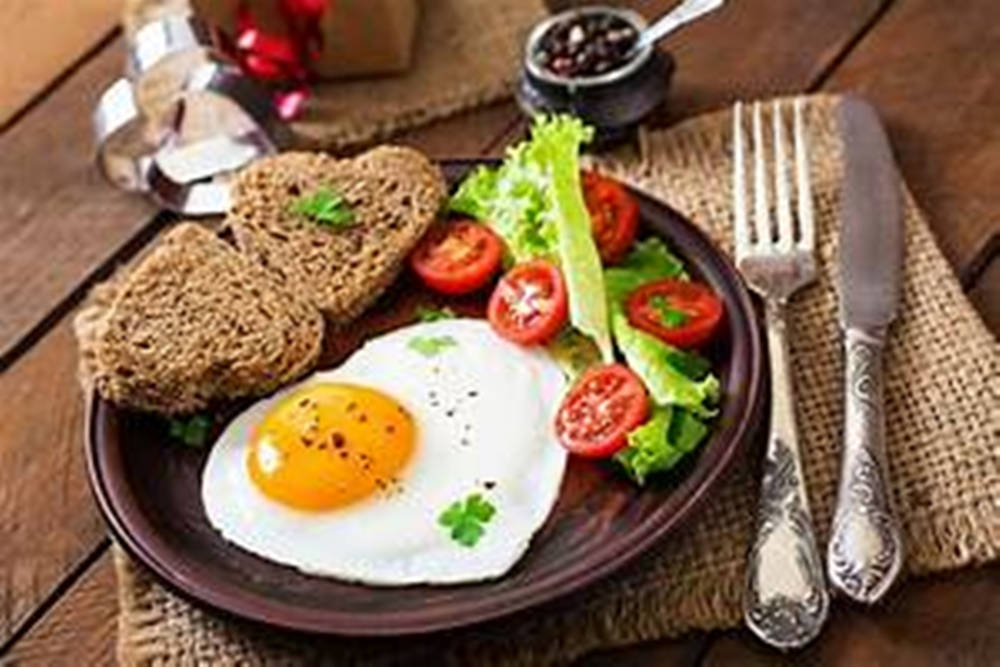 sunny-side-up egg, heart-shaped toast, cherry tomatoes, SD Desktop Wallpaper