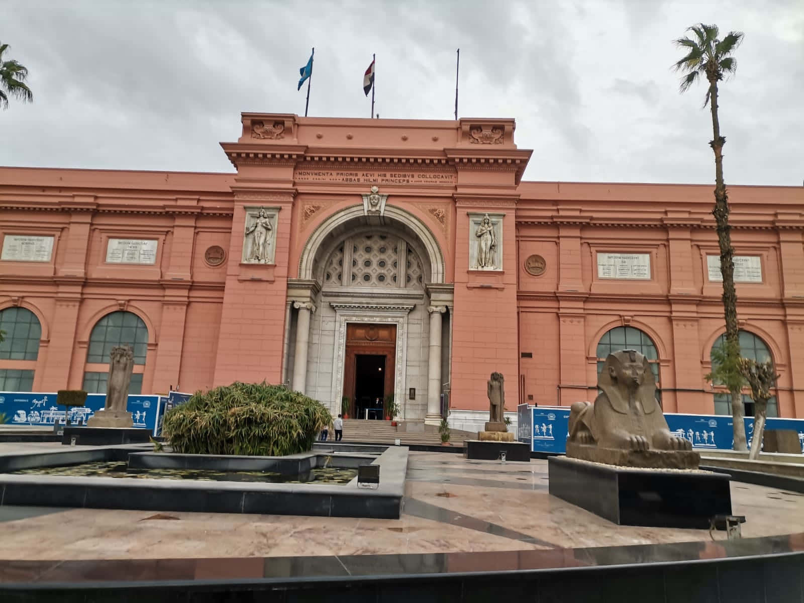 Egyptian Museum, pink museum facade, stone sphinx statues, HD Desktop Wallpaper