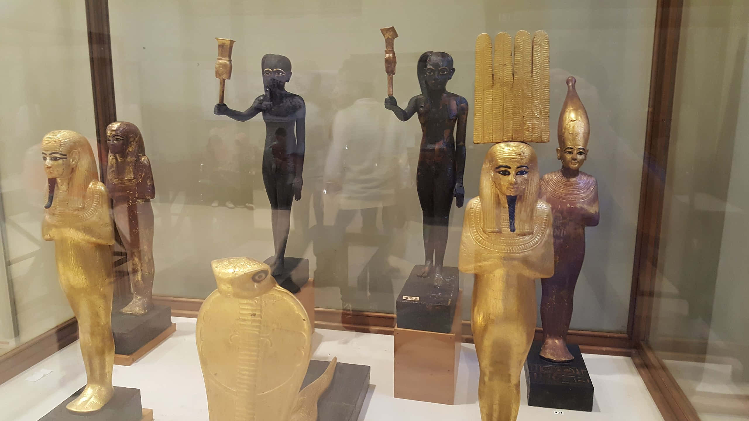 Egyptian Museum, ancient Egyptian statues, golden cobra sculpture, 2K Desktop Wallpaper