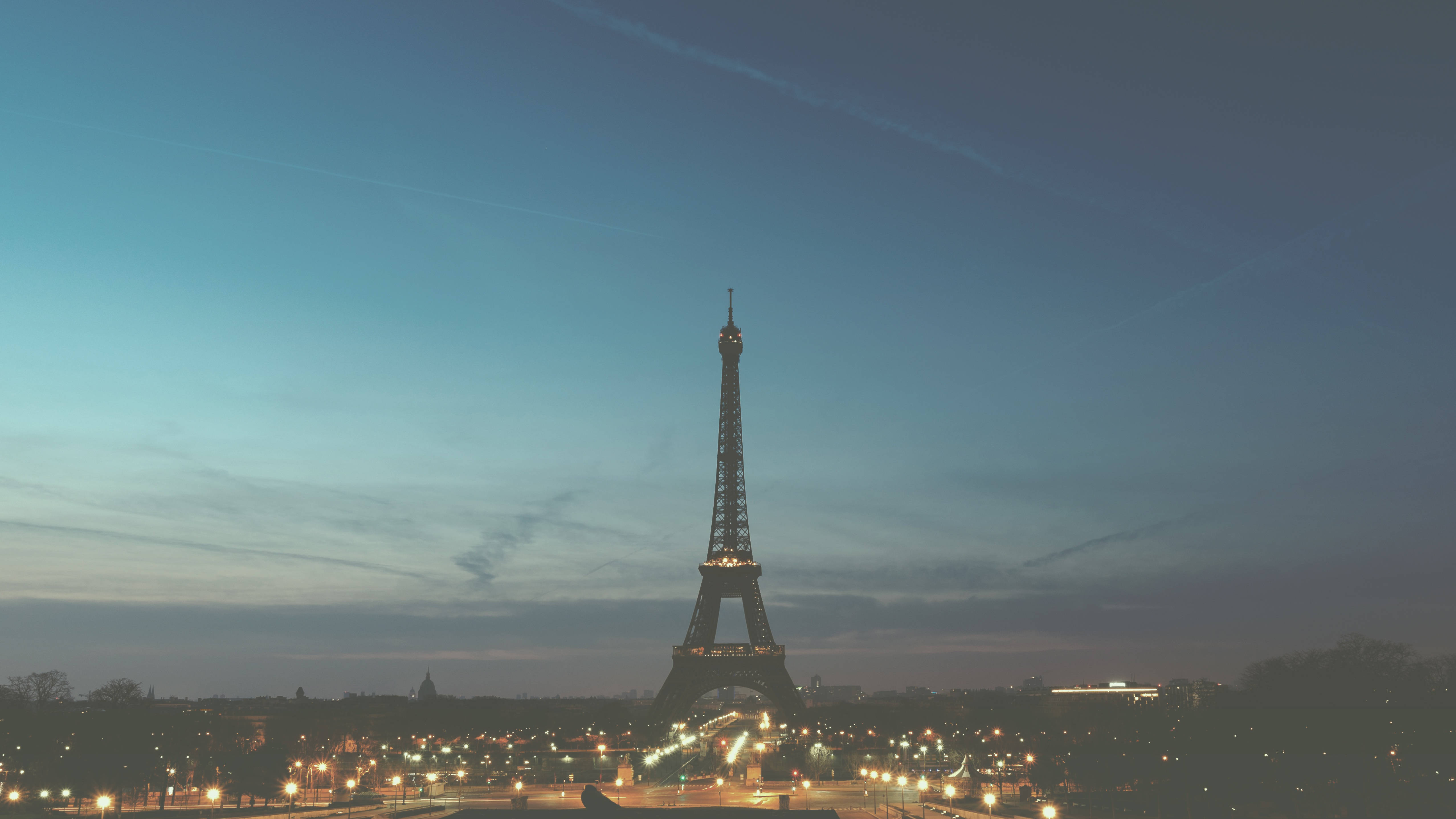 Eiffel Tower, twilight sky, soft blue, 4K Desktop Wallpaper
