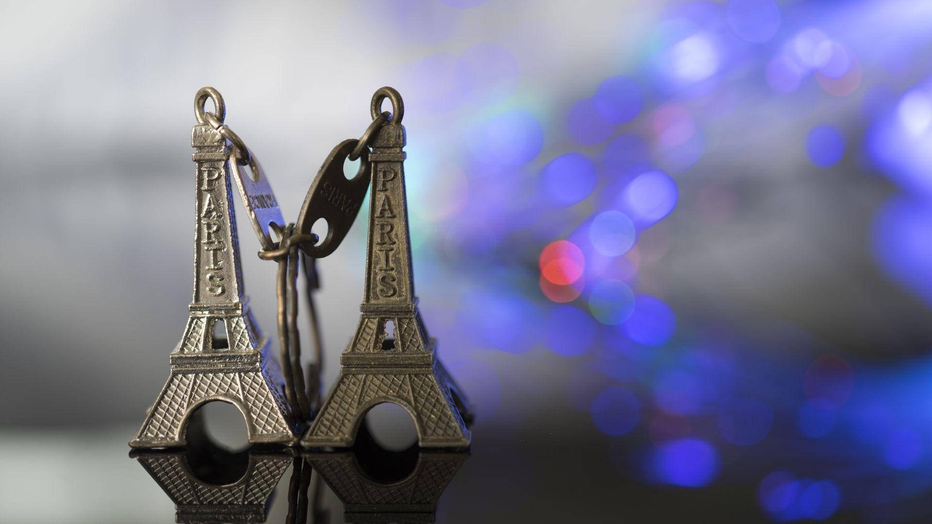 Eiffel Tower, twin tower, keychain, Full HD Desktop Wallpaper