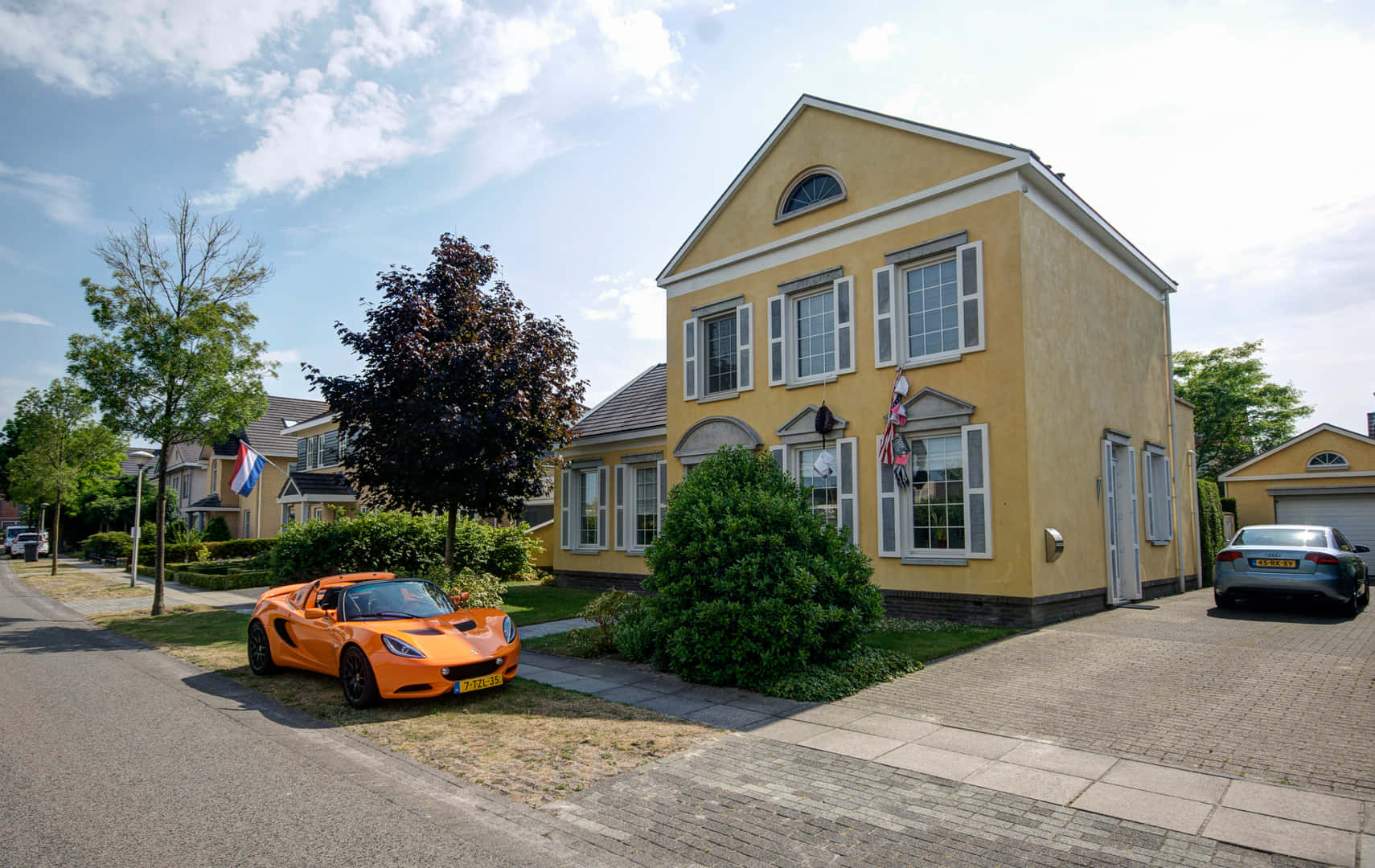 Eindhoven, yellow house, orange car, HD Desktop Wallpaper