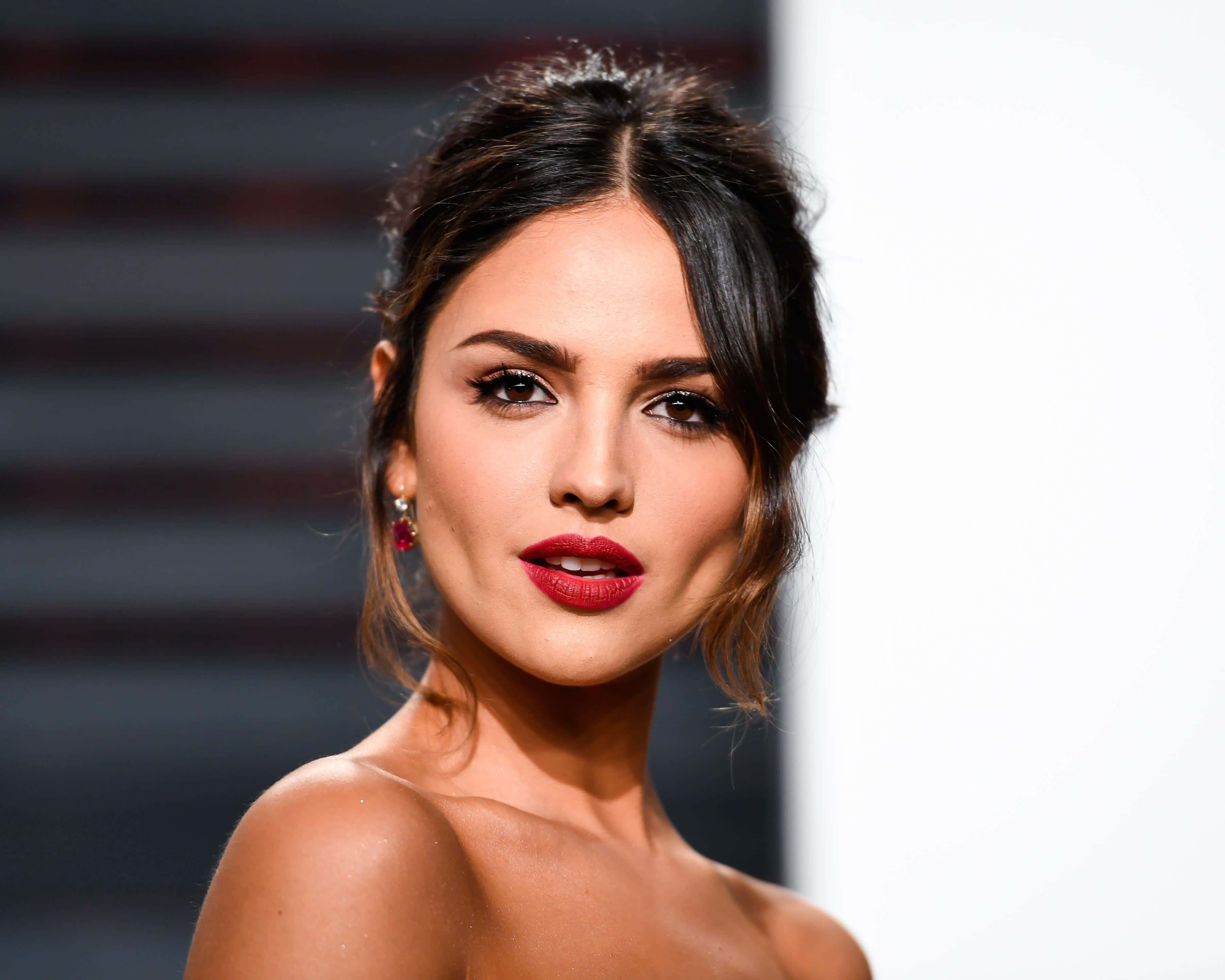 Eiza Gonzalez, red carpet look, dark hair, 2K Desktop Wallpaper