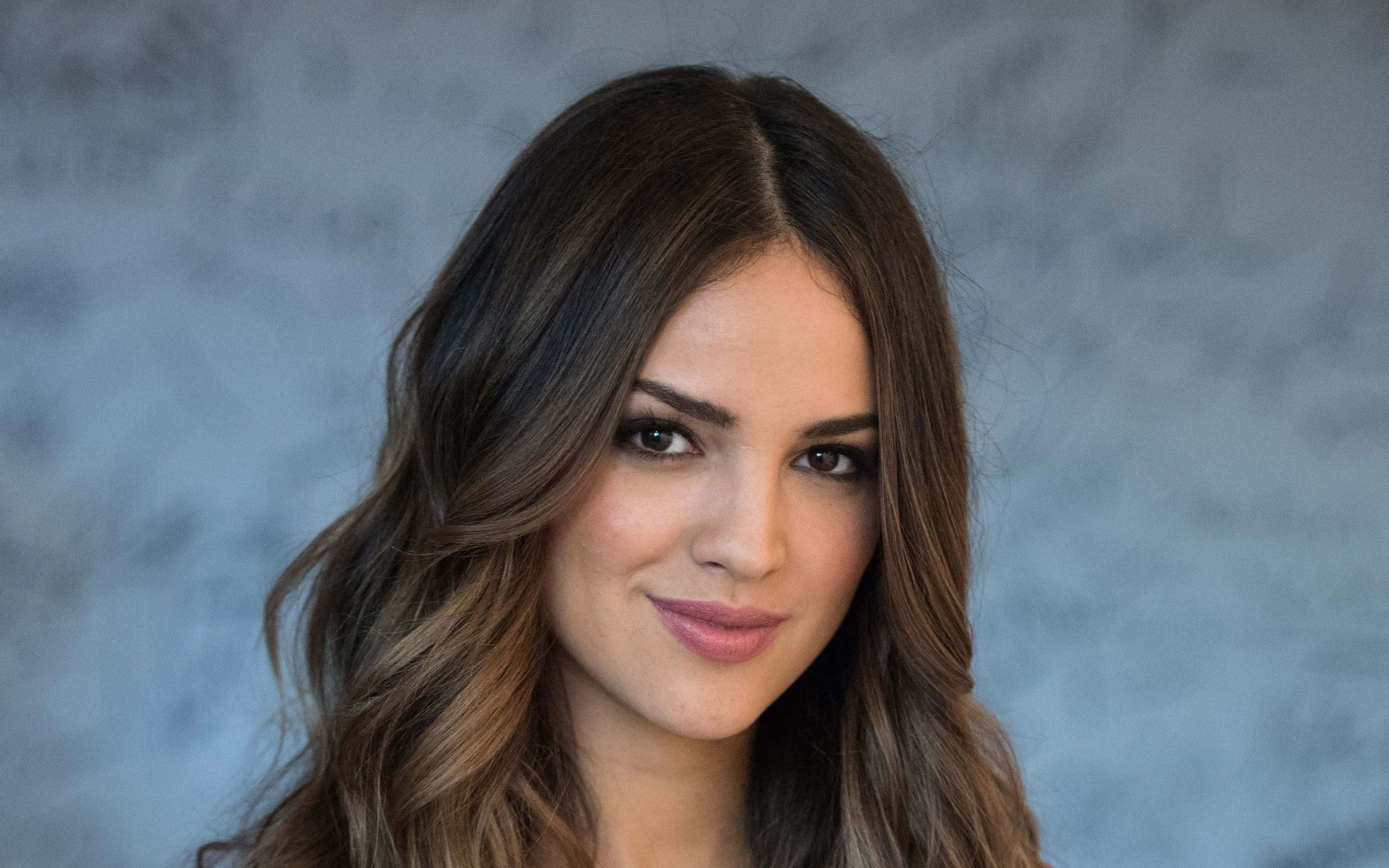 Eiza Gonzalez, long wavy brown hair, soft smile, 4K Desktop Wallpaper