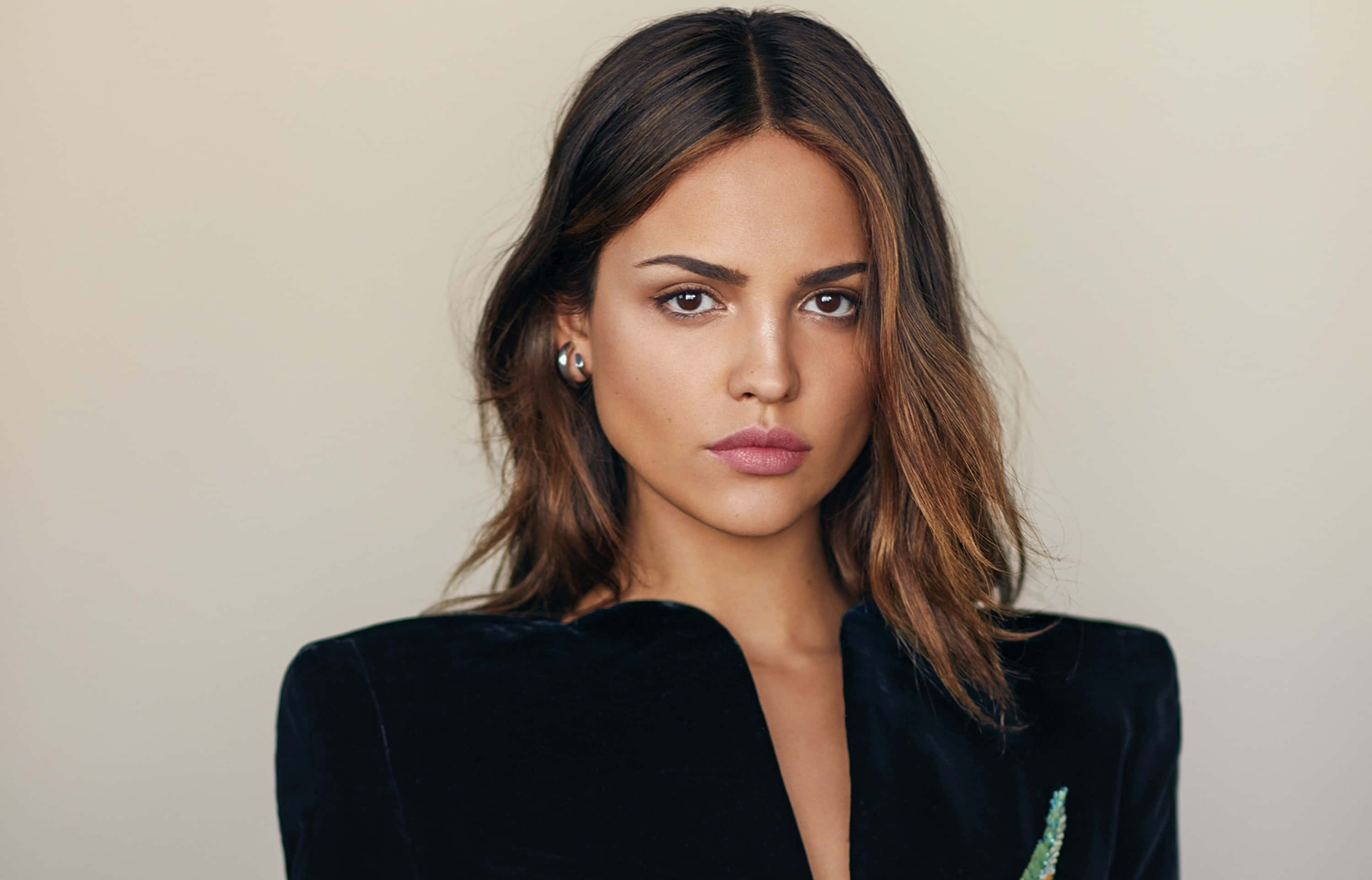 Eiza Gonzalez, black velvet blazer, green brooch, 2K Desktop Wallpaper