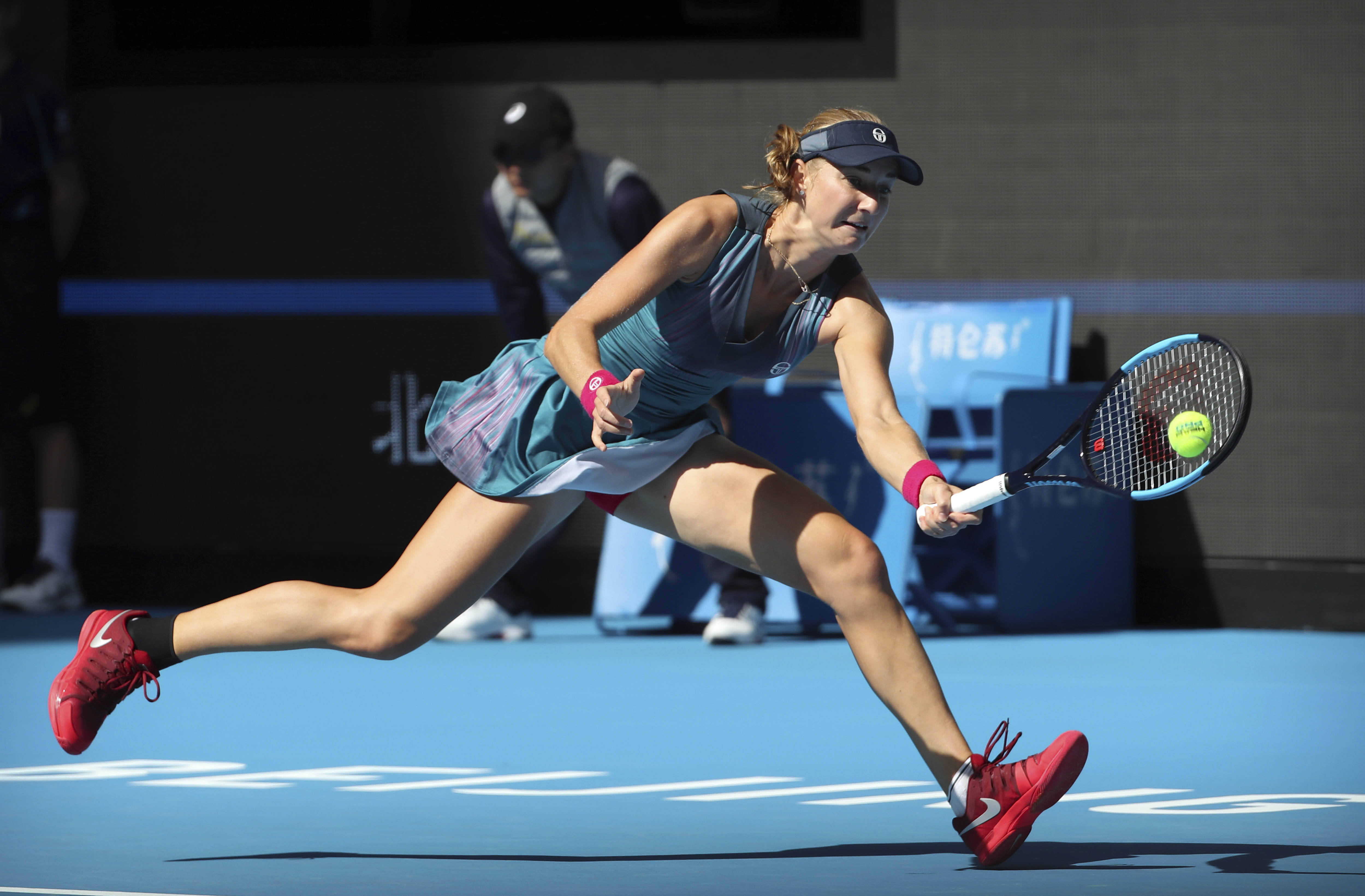 Ekaterina Makarova, blue court, yellow ball, 4K Desktop Wallpaper